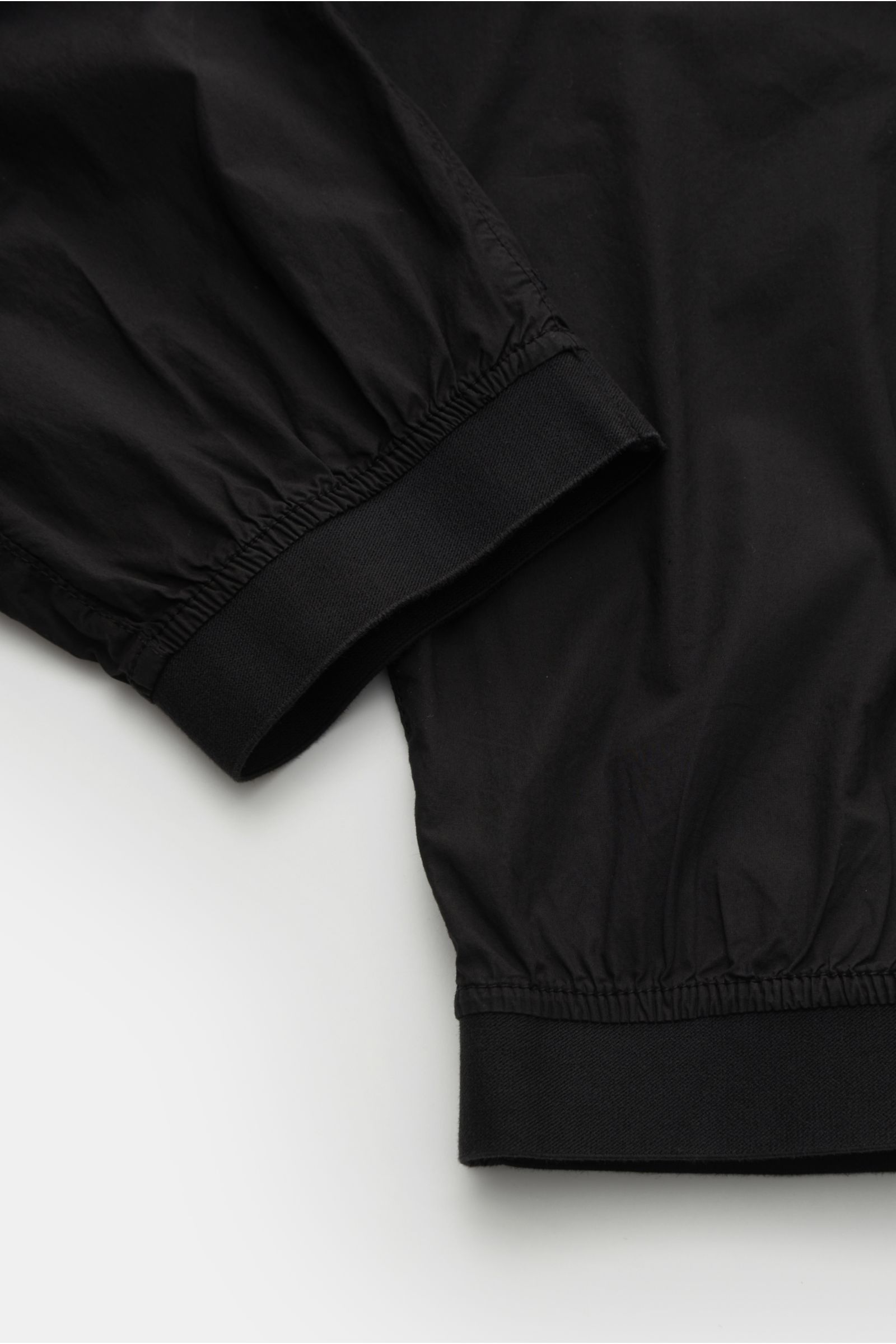Close-up view of the elastic cuffs on the Stone Island Cargo-Jogpants 'Regular Tapered' schwarz, made of soft, stretchy cotton with a short cut and tapered fit, designed for functionality and style in urban everyday wear. Features elastic waistband with i