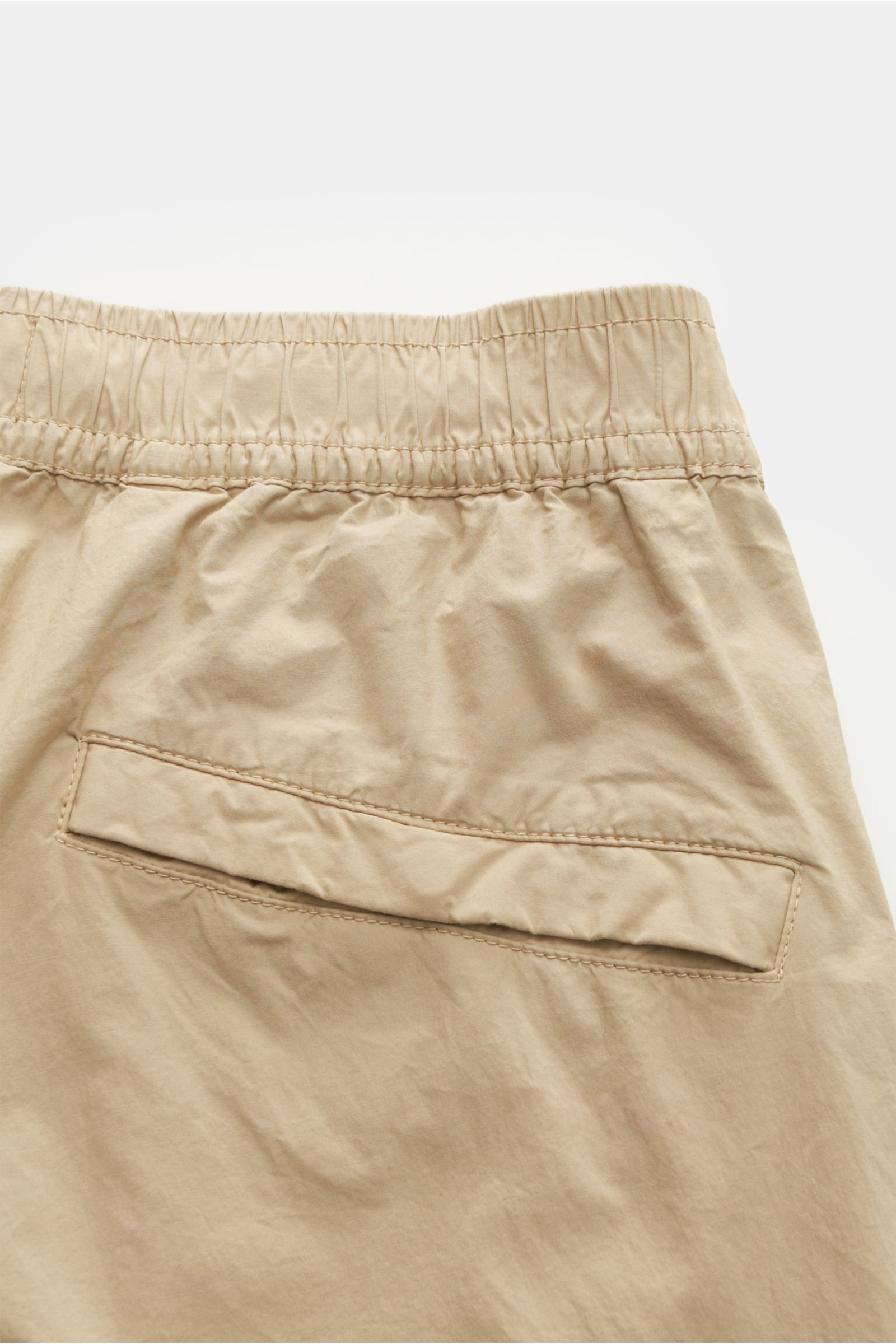 Stone Island Cargo-Jogpants 'Regular Tapered' beige, Detail Rückseite mit elastischem Bund, Gesäßtasche mit Druckknopf, Baumwolle mit Stretch.