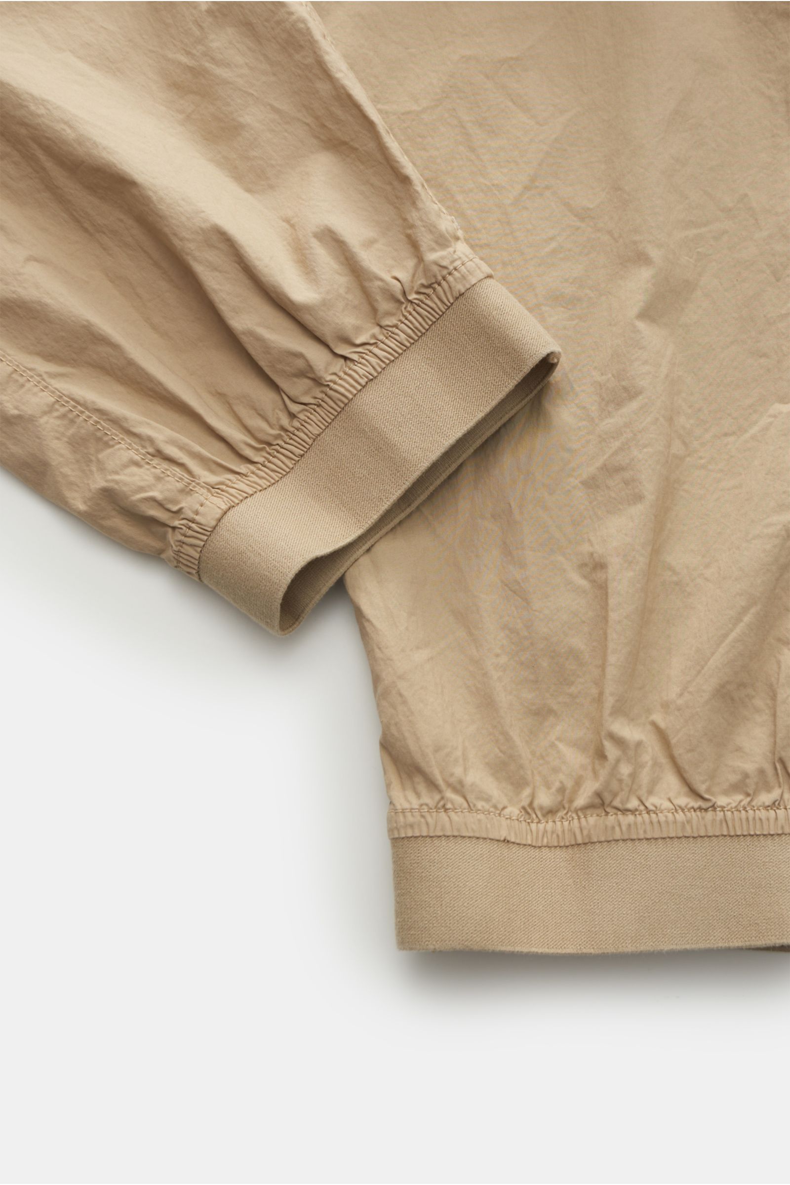 Close-up image of the elastic cuffs of the Stone Island Cargo-Jogpants 'Regular Tapered' beige, showing the soft cotton fabric with stretch from a top-down perspective. Für alle, die Funktion und Stil vereinen wollen – diese Cargo-Jogpants von STONE ISLAN