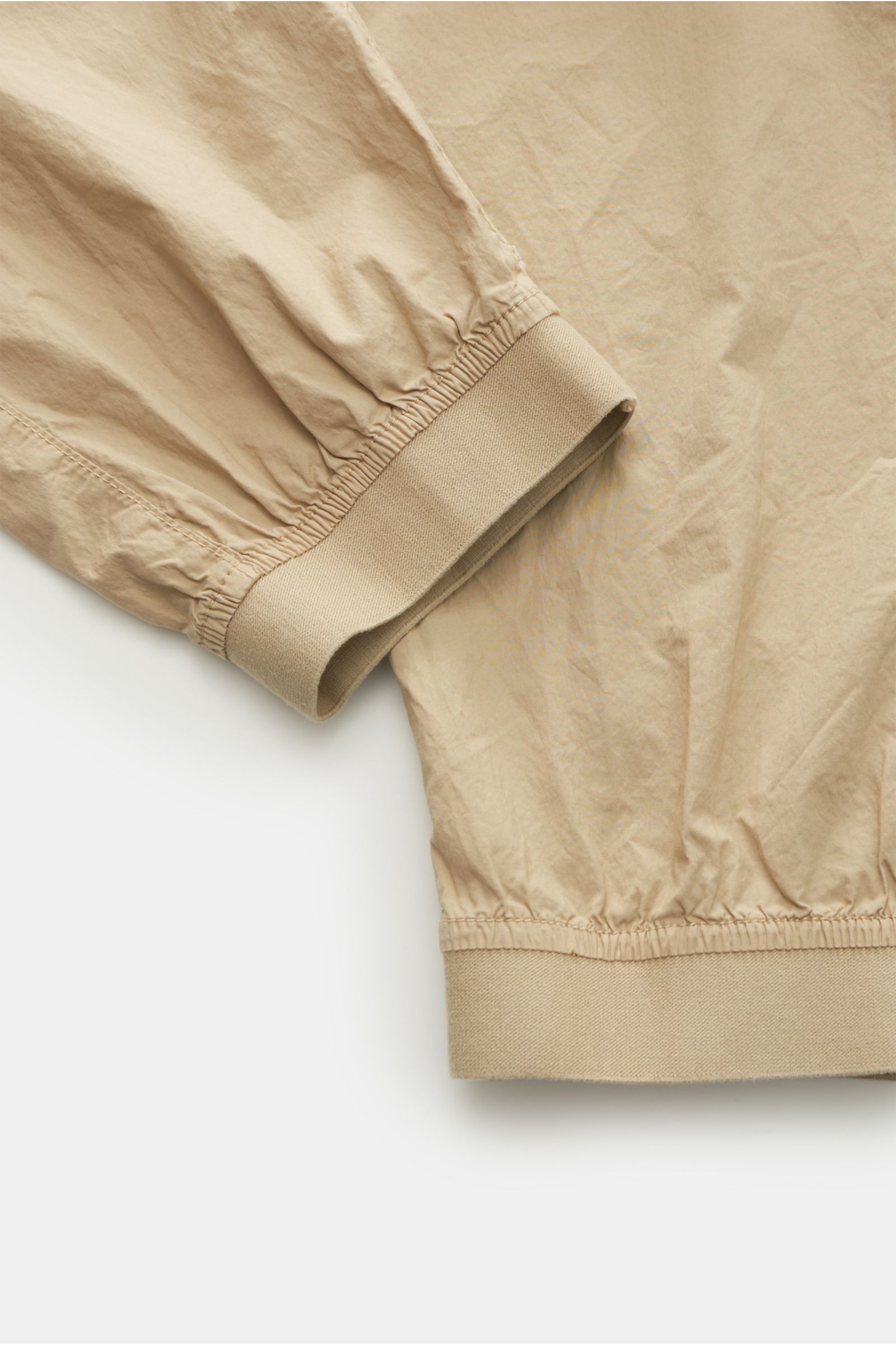 Stone Island Cargo-Jogpants 'Regular Tapered' beige, Detailaufnahme elastischer Beinabschluss und weicher Baumwollstoff, kurze Schnittform, Utilitywear.
