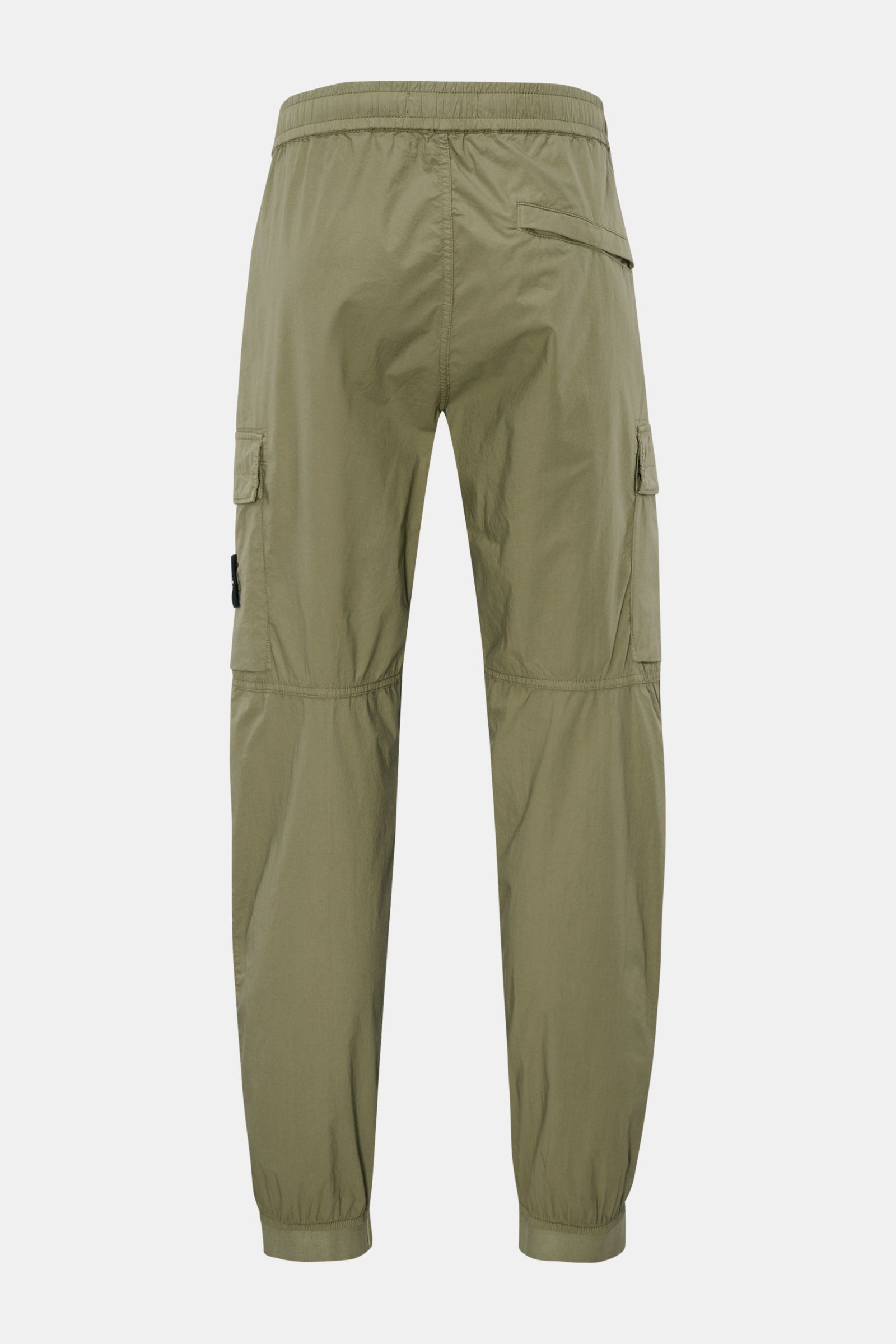 Stone Island Cargo-Jogpants 'Regular Tapered' oliv, Rückansicht, elastische Baumwolle, Cargo- und Gesäßtasche mit Druckknopf, elastischer Bund und Beinabschluss.