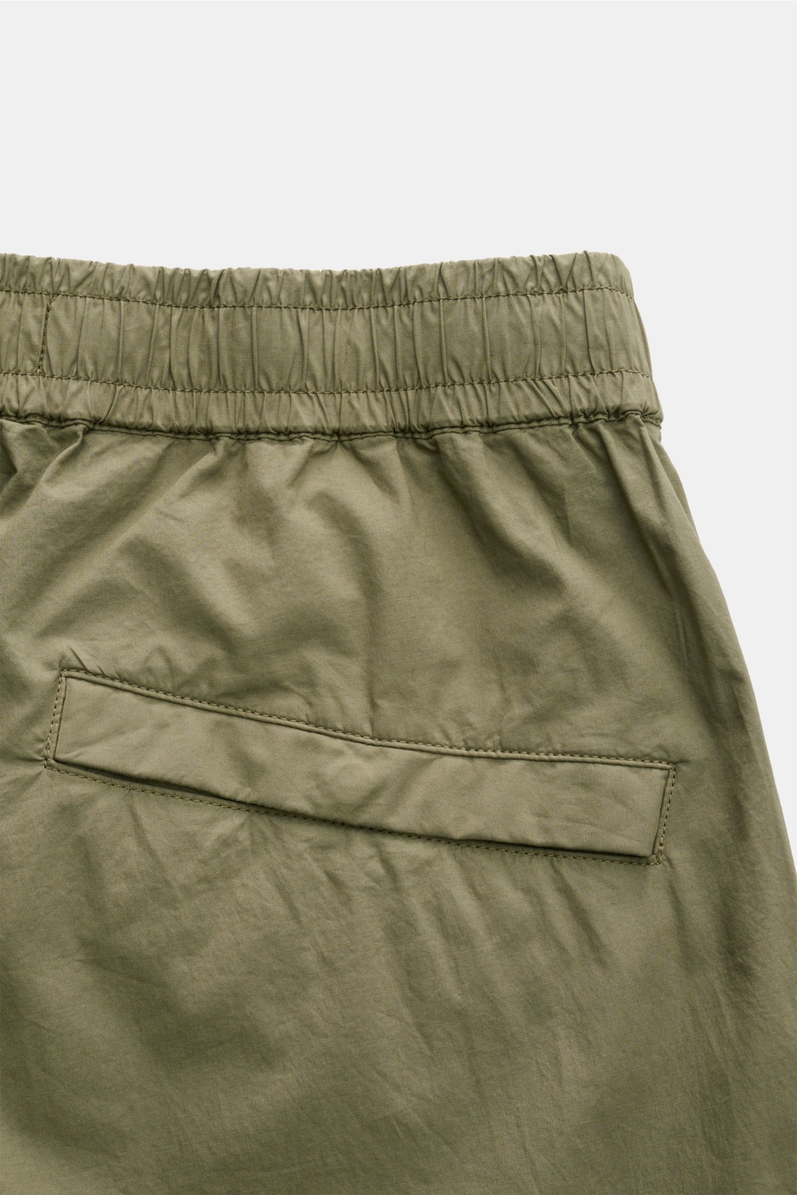 Stone Island Cargo-Jogpants 'Regular Tapered' oliv, Nahaufnahme der Gesäßtasche mit Druckknopf und elastischem Bund aus Baumwolle.