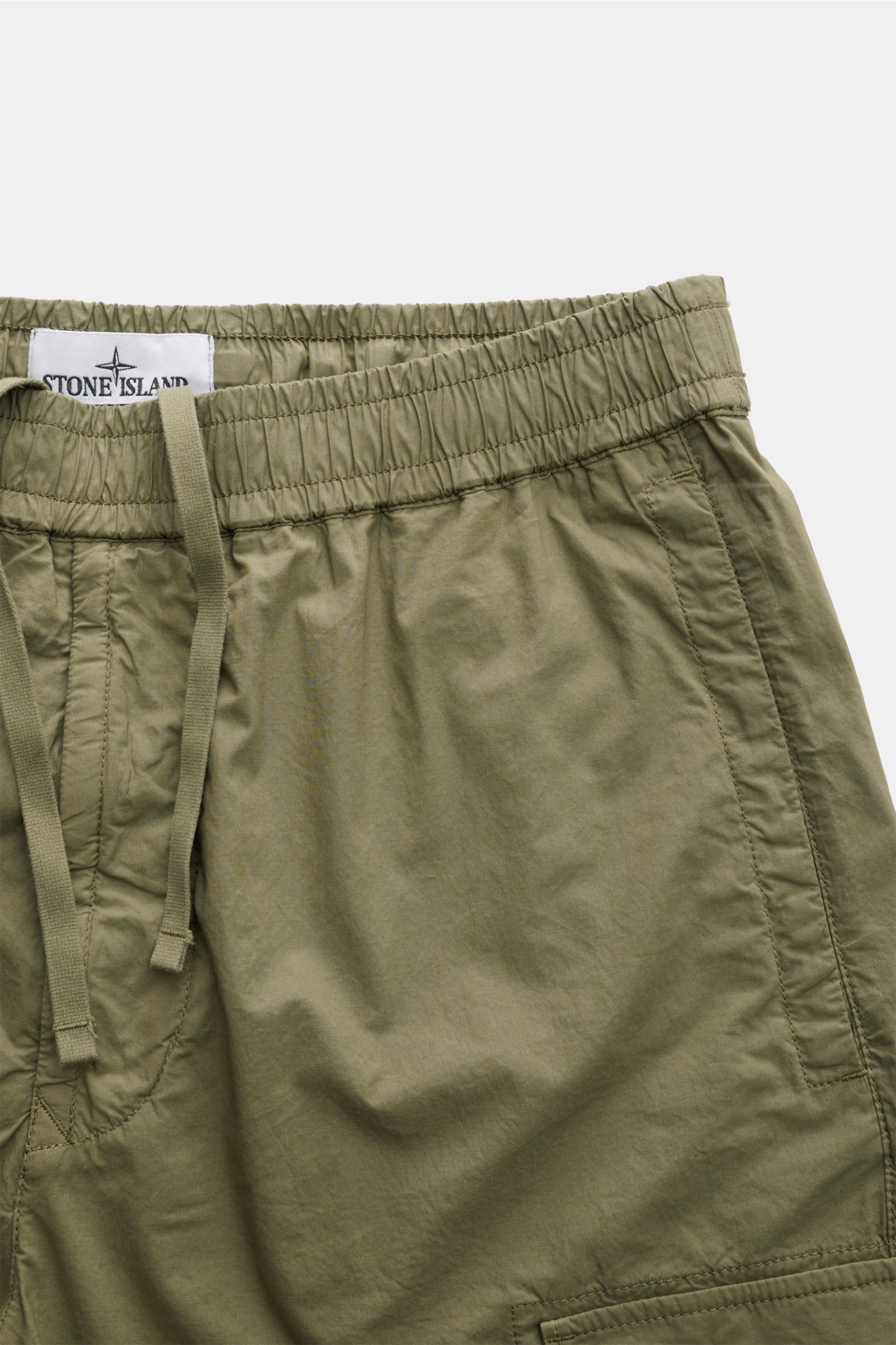 Stone Island Cargo-Jogpants 'Regular Tapered' oliv, Nahaufnahme von oben, elastischer Bund mit Tunnelzug, Taschen und weiche Baumwolle.