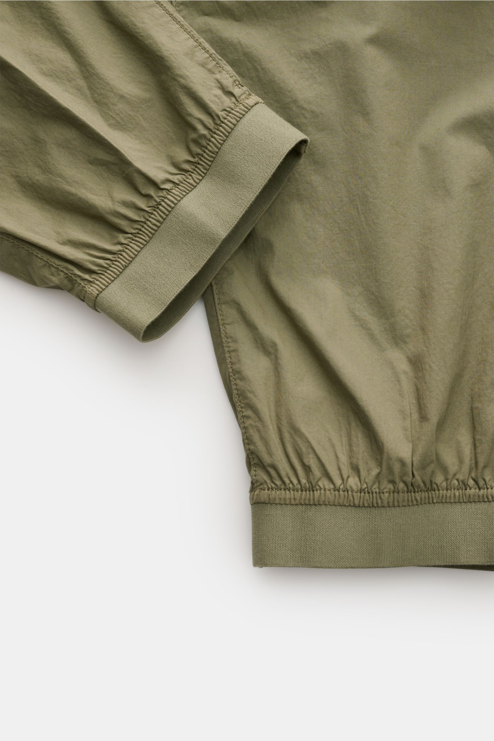 Nahaufnahme der elastischen Beinabschlüsse der Stone Island Cargo-Jogpants 'Regular Tapered' oliv aus Baumwolle mit weichem Griff.