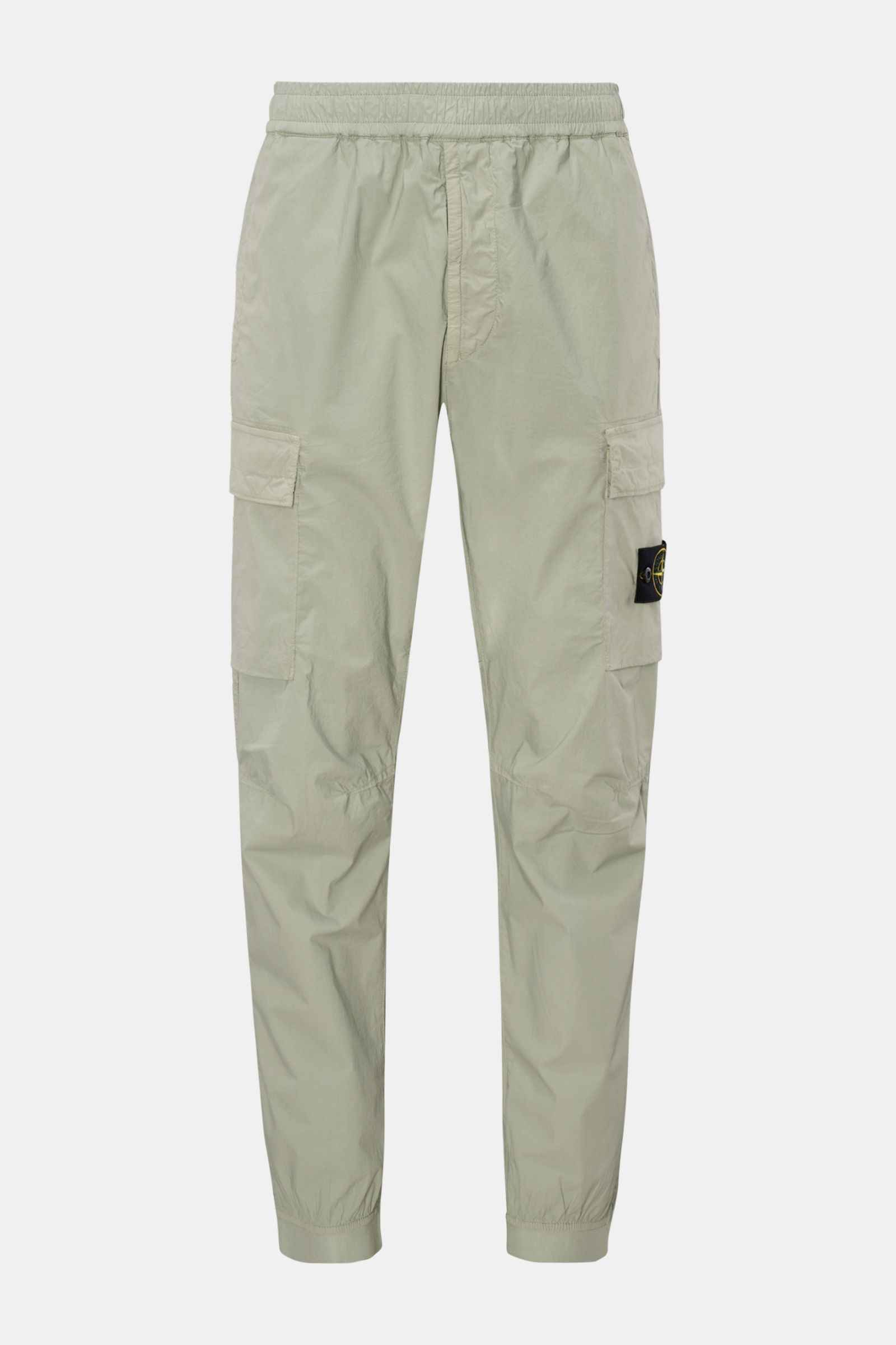 Stone Island Cargo-Jogpants 'Regular Tapered' salbei, frontale Ansicht, elastische Baumwolle, Cargo-Taschen, Kompass-Badge, elastischer Bund und Beinabschlüsse.
