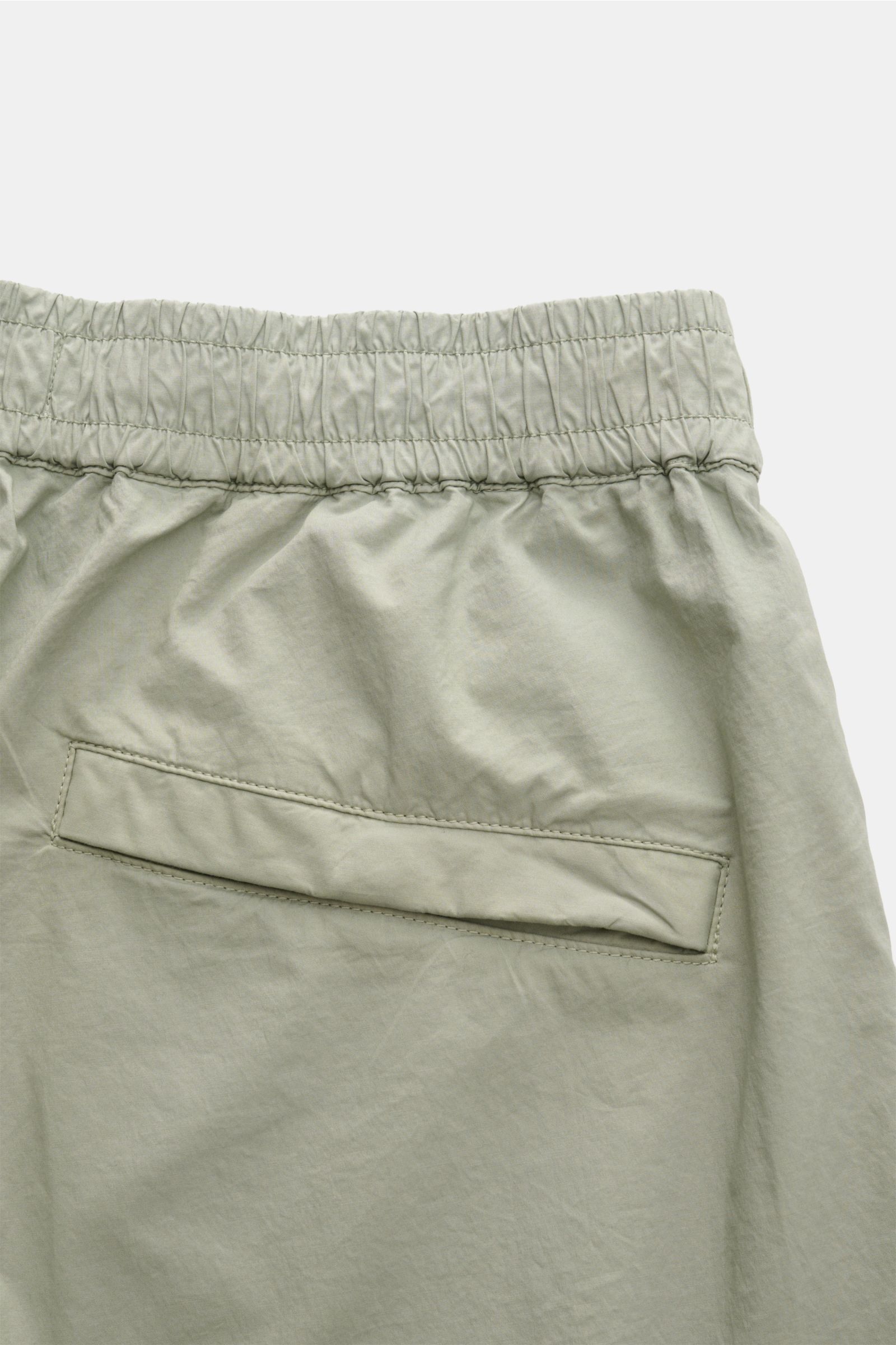 Stone Island Cargo-Jogpants 'Regular Tapered' salbei, Detailaufnahme Rückseite mit elastischem Bund, Gesäßtasche und weicher Baumwolle.