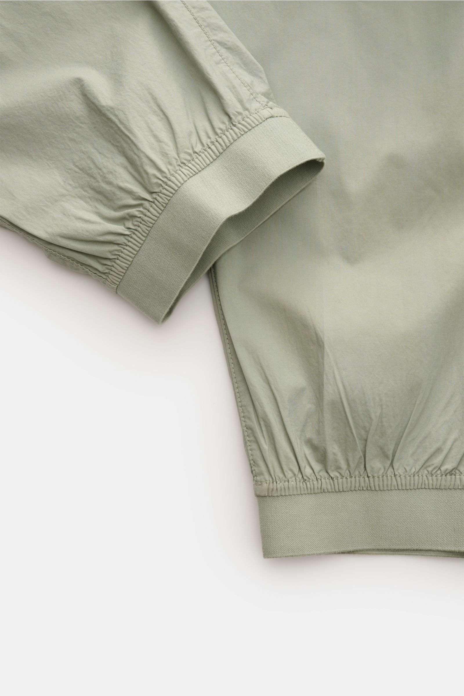 Stone Island Cargo-Jogpants 'Regular Tapered' salbei, Detailfoto elastischer Bund und Beinabschluss aus weicher Baumwolle mit Stretch.