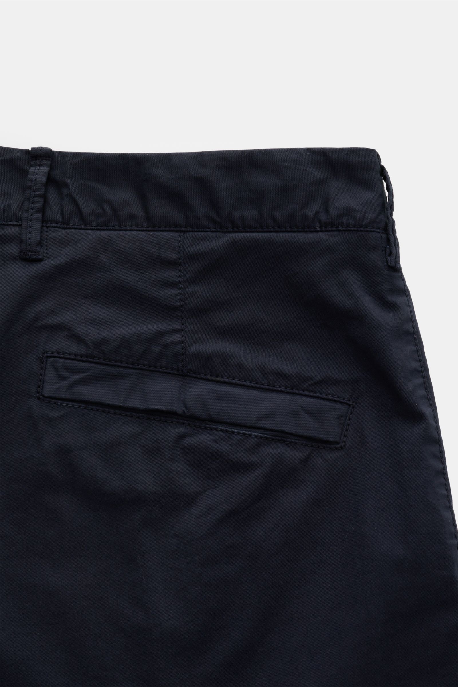Stone Island Cargohose navy, Detailaufnahme rückseitige Gesäßtasche mit Druckknopf aus weichem Baumwoll-Twill, slim fit, navy.