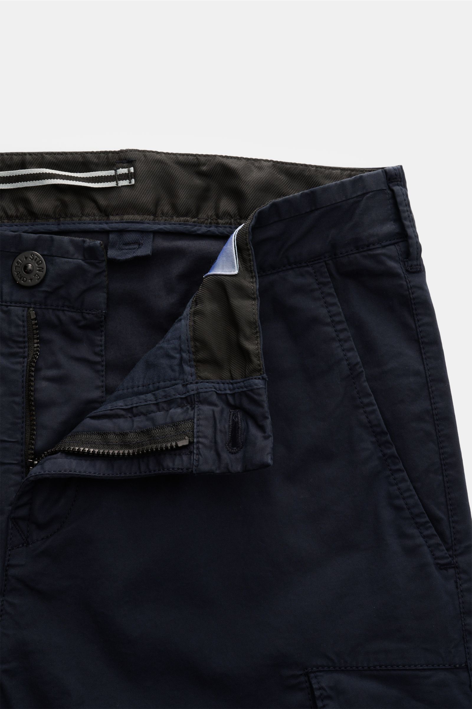 Stone Island Cargohose navy aus Baumwoll-Twill, Slim Fit, geöffnet fotografiert, mit Knopf, Reißverschluss, Cargo- und Gesäßtaschen.