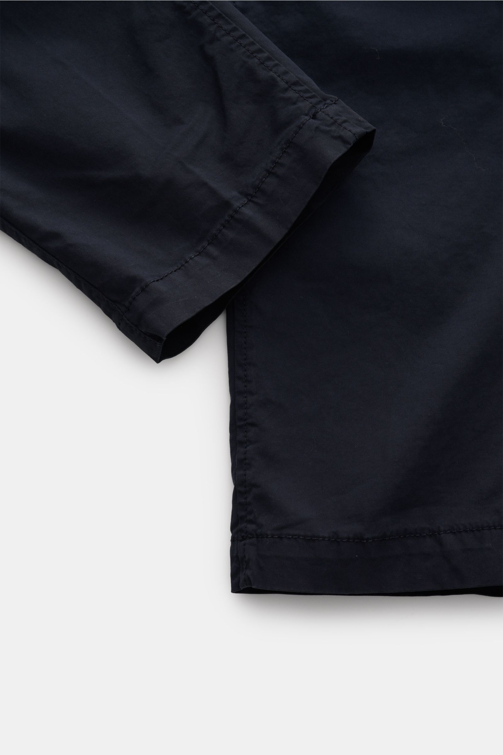 Stone Island Cargohose navy aus Baumwoll-Twill, slim fit und schmal zulaufend, Detailaufnahme des unteren Hosenbeins, weicher Griff.
