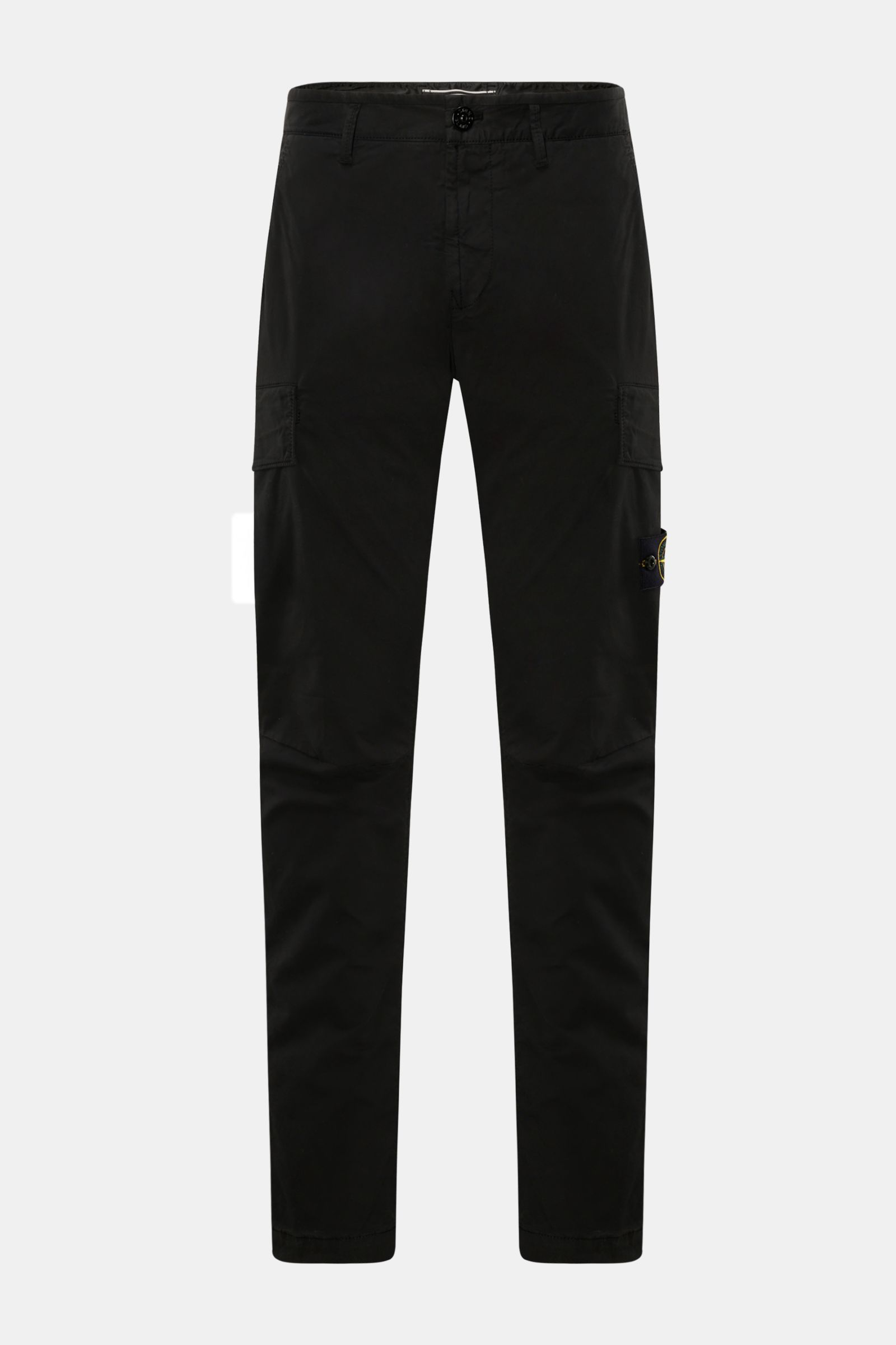 Stone Island Cargohose schwarz aus Baumwoll-Twill, slim Fit, schmal zulaufend, frontale Ansicht mit Cargo- und französischen Taschen.