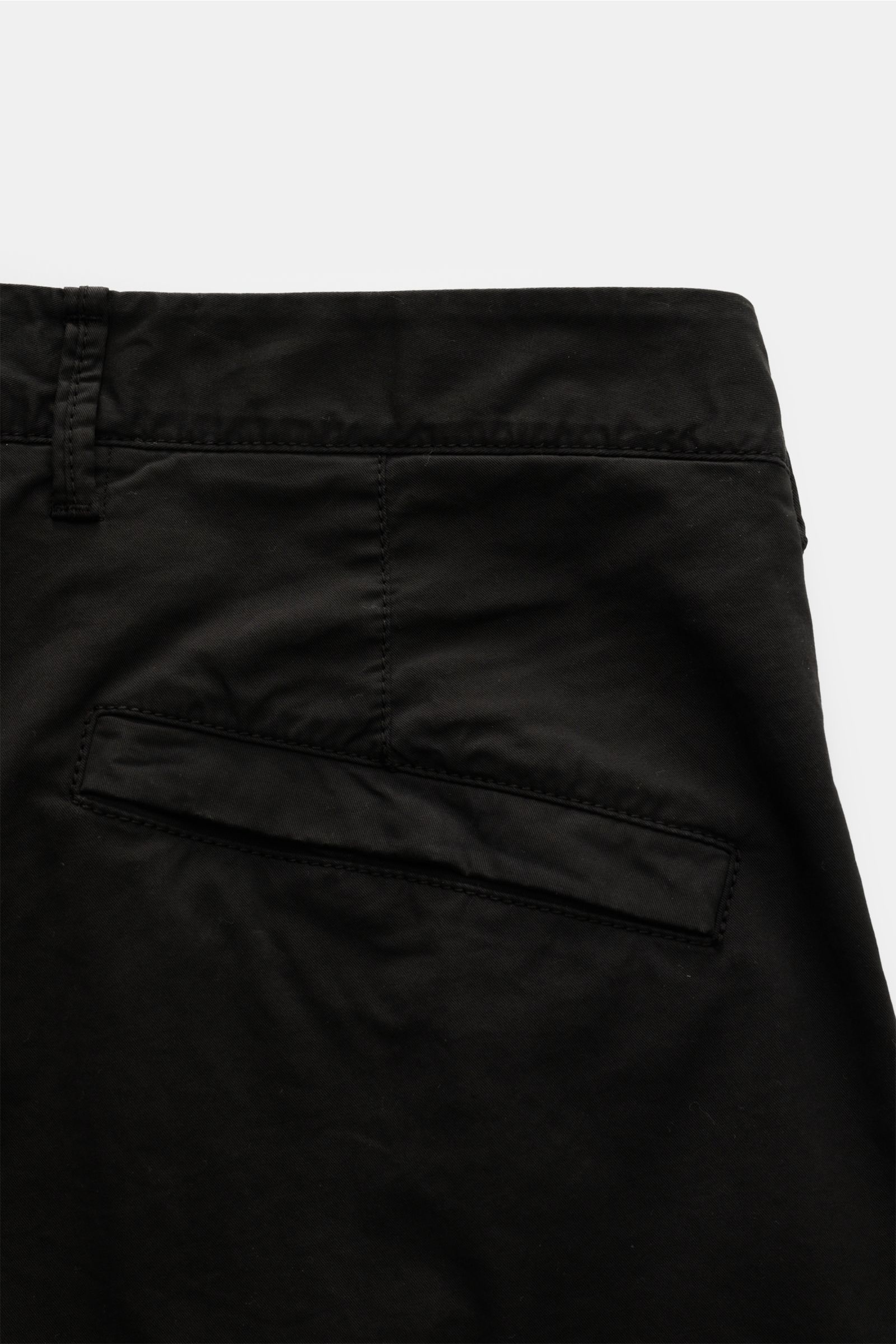 Stone Island Cargohose schwarz, Detailansicht der Gesäßtasche mit Druckknopf, Baumwoll-Twill, slim fit, weicher Griff, garment dyed.