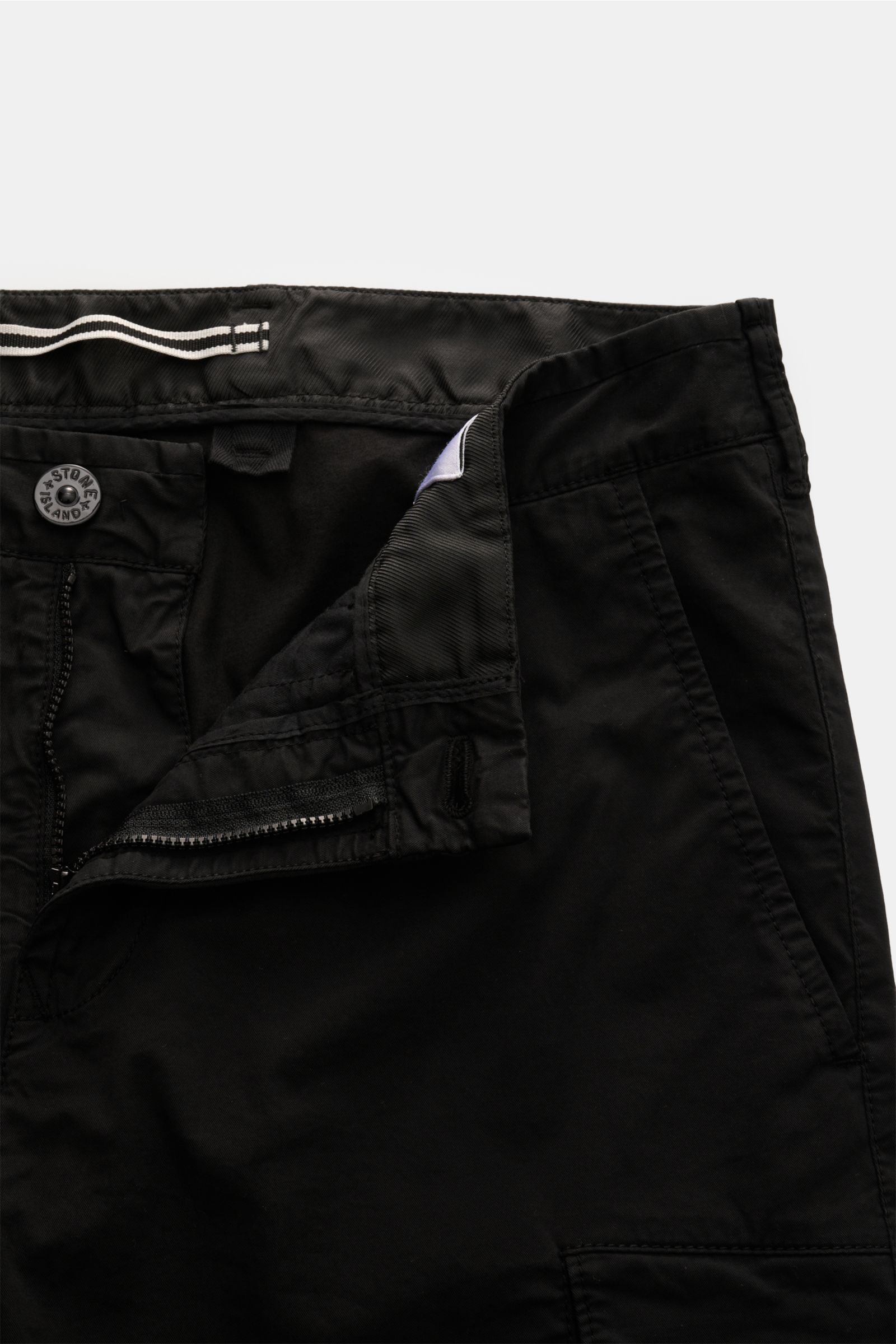 Stone Island Cargohose schwarz aus Baumwoll-Twill, Slim Fit, vorne offen mit Knopf, Reißverschluss, seitlicher Perspektive, Utility-Design.