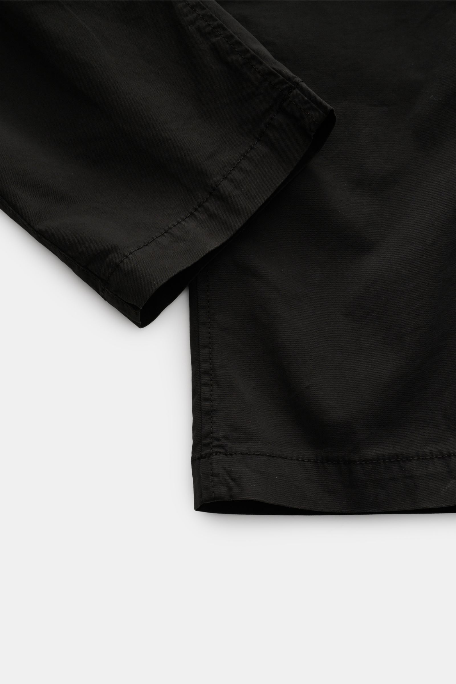 Stone Island Cargohose schwarz, Detailaufnahme vom Hosenbein, Baumwoll-Twill, slim Fit, elastisch, weicher Griff, Cargo- und Gesäßtasche mit Druckknopf.