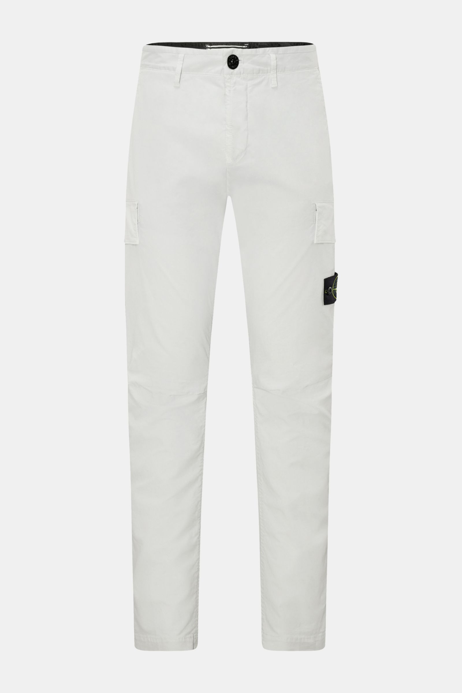 Stone Island Cargohose hellgrau aus elastischem Baumwoll-Twill, slim Fit, mit Cargo- und Gesäßtaschen, Kompass-Badge, frontal fotografiert.