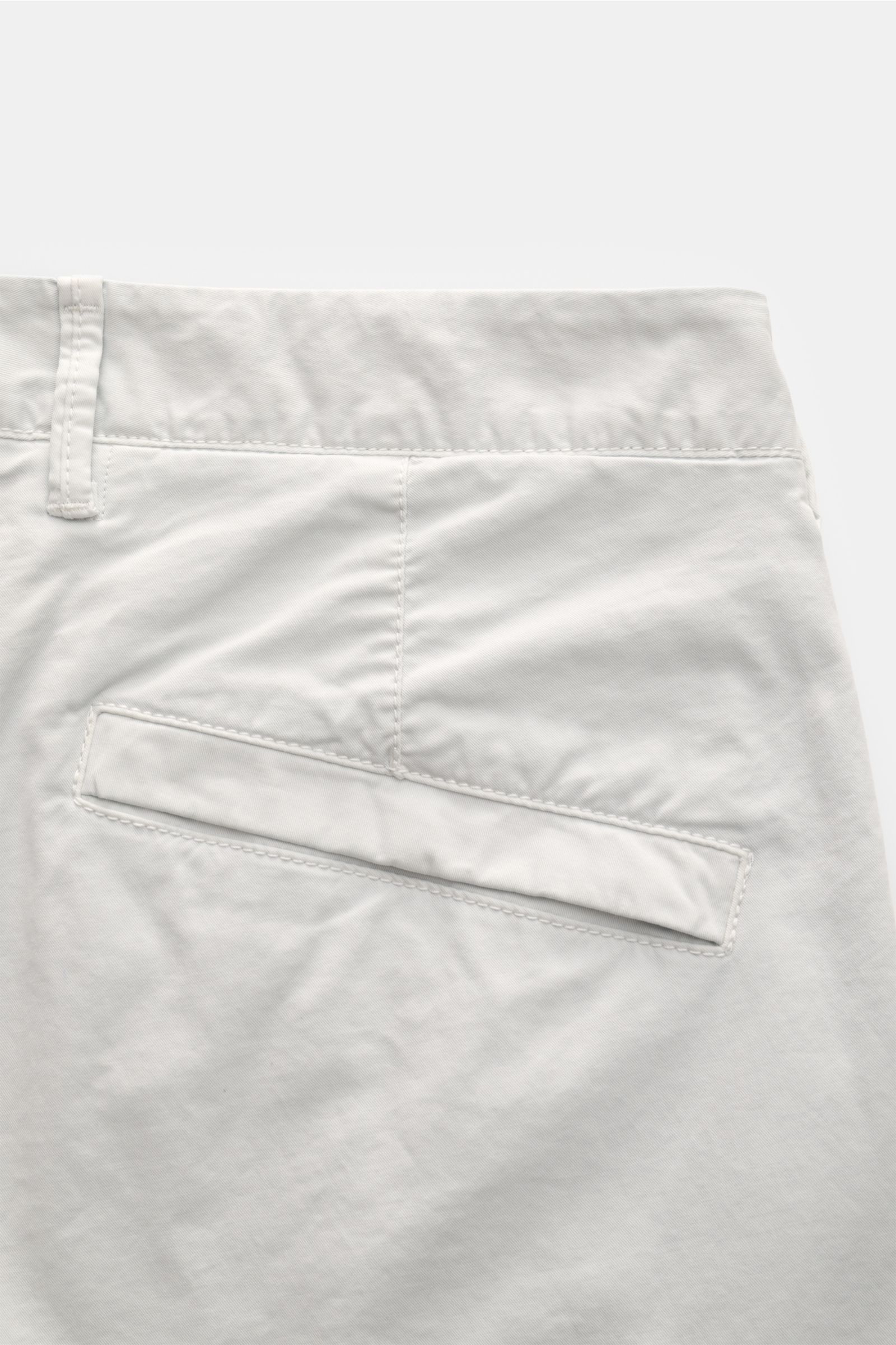 Stone Island Cargohose hellgrau aus elastischem Baumwoll-Twill, Slim Fit, schmal zulaufend, mit Bund, Knopf, Reißverschluss, Taschen, Kompass-Badge, Detailaufnahme Rückseite.