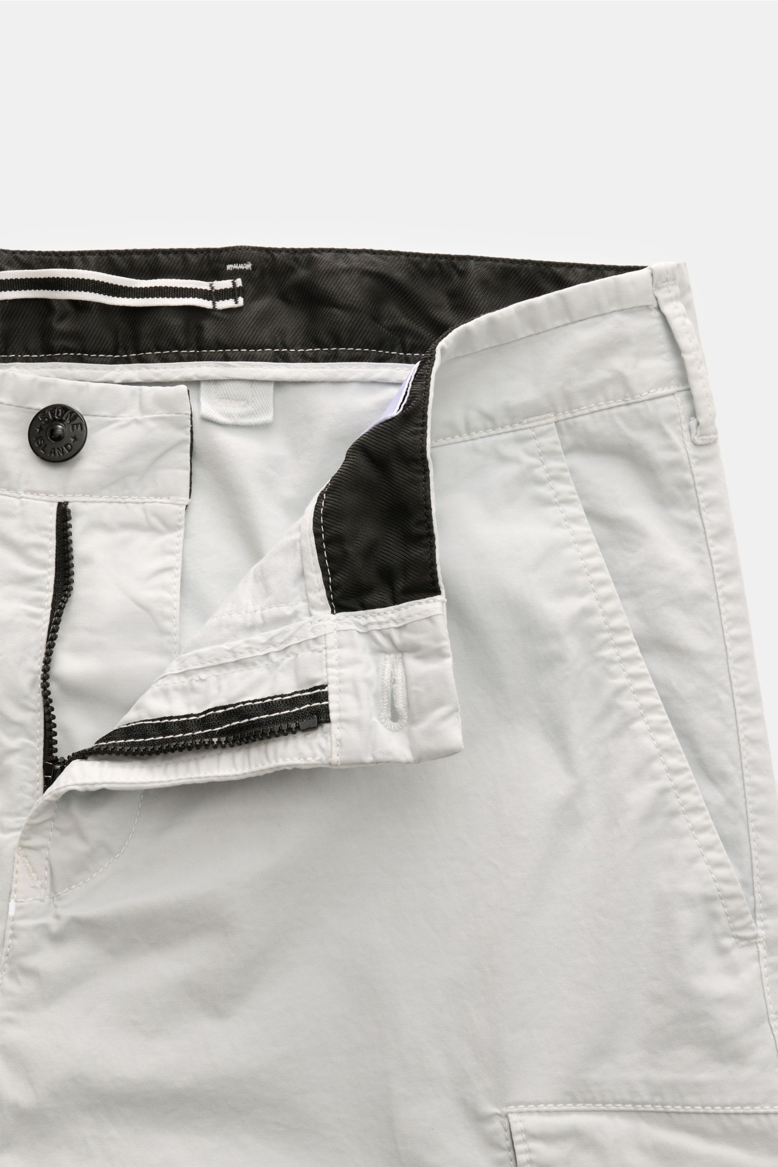 Stone Island Cargohose hellgrau, Slim Fit, aus elastischem Baumwoll-Twill, frontal fotografiert mit offenem Bund, Knopf, Reißverschluss, Taschen und Kompass-Badge.