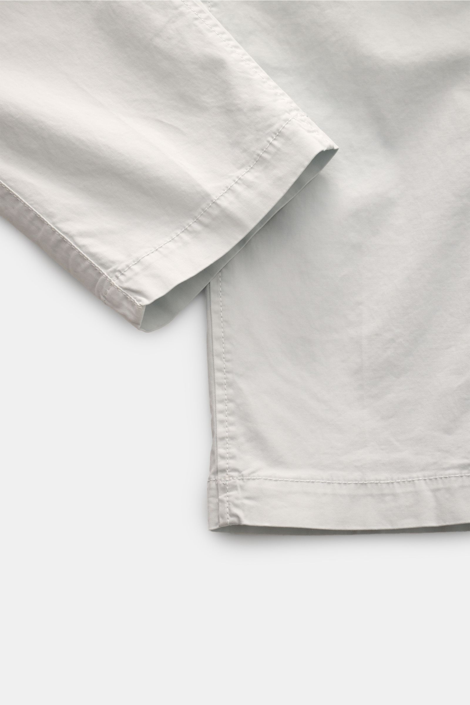 Stone Island Cargohose hellgrau aus Baumwoll-Twill mit Slim Fit, französischen und Cargo-Taschen, Kompass-Badge, Abnähern und Druckknopf, Detailansicht.