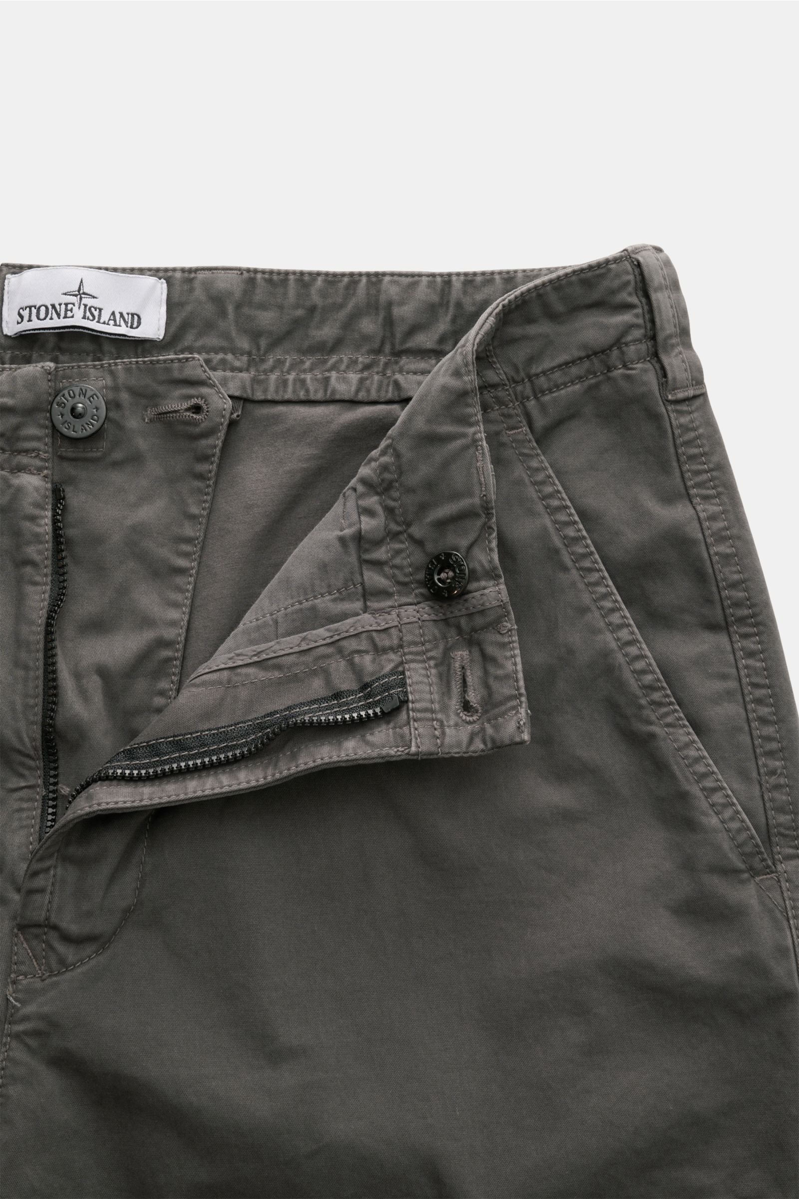 Stone Island Cargohose dunkelgrau von oben fotografiert, offen mit Zip Fly, Bundknopf, elastischer Baumwolle, weichem Griff, Cargotaschen.