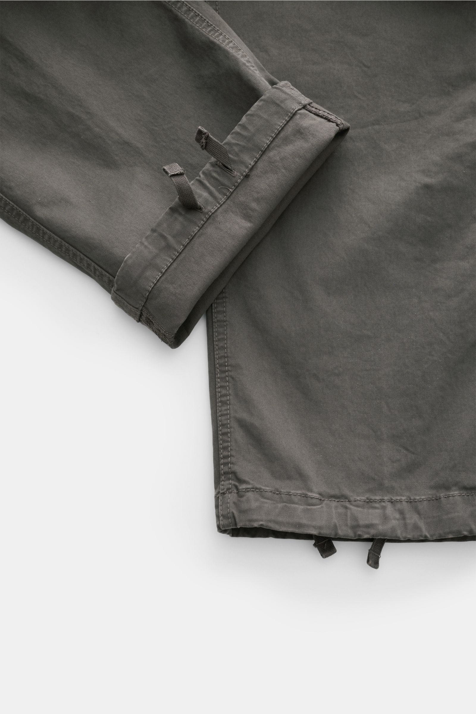Stone Island Cargohose dunkelgrau, Detailaufnahme vom Beinende mit elastischem Baumwollmaterial, weichem Griff und Kordelzug.