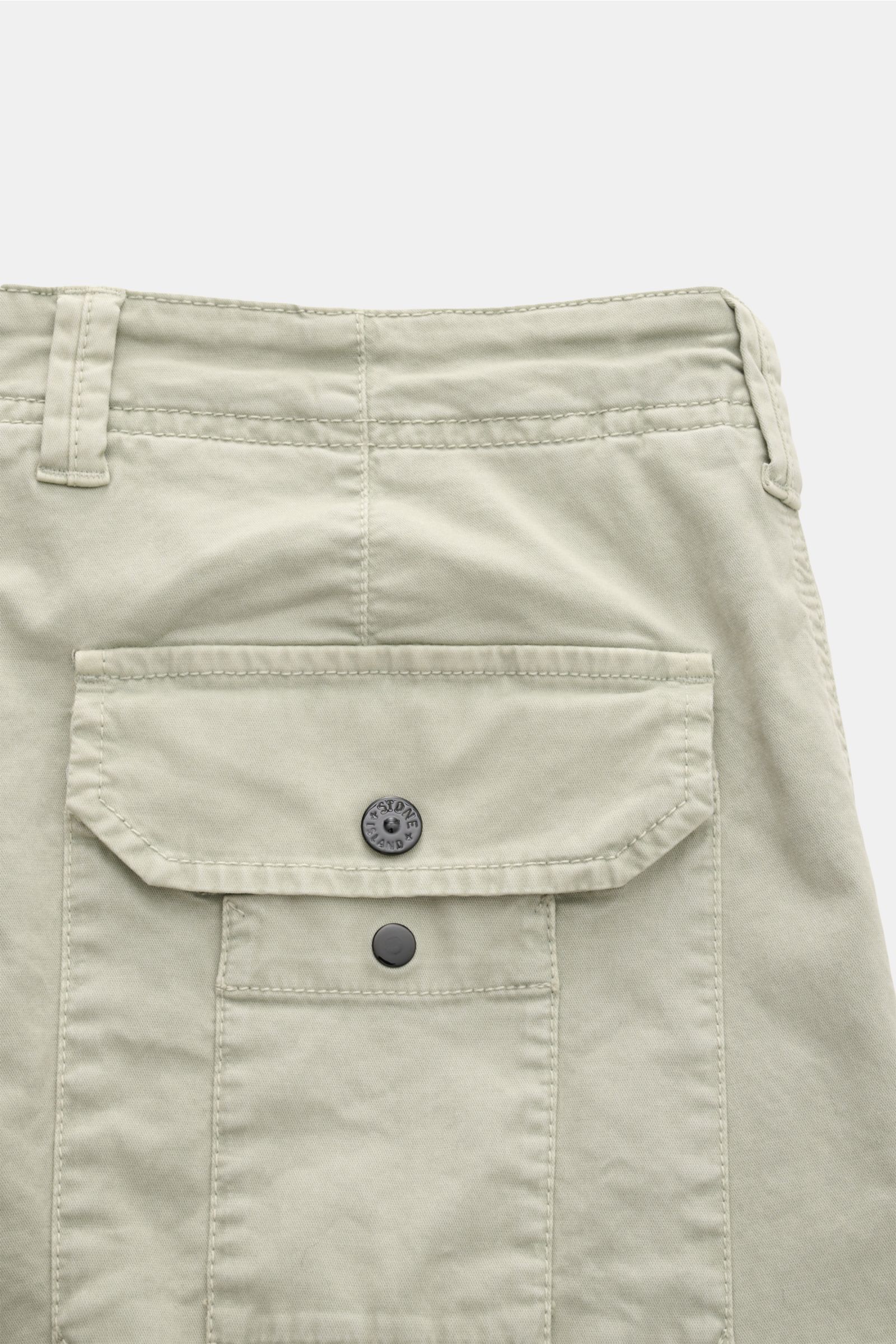 Stone Island Cargohose salbei, Detailaufnahme von hinten oben, Baumwolle, weicher Griff, Cargotasche mit Patte und Knopf, robust, Tapered Fit.