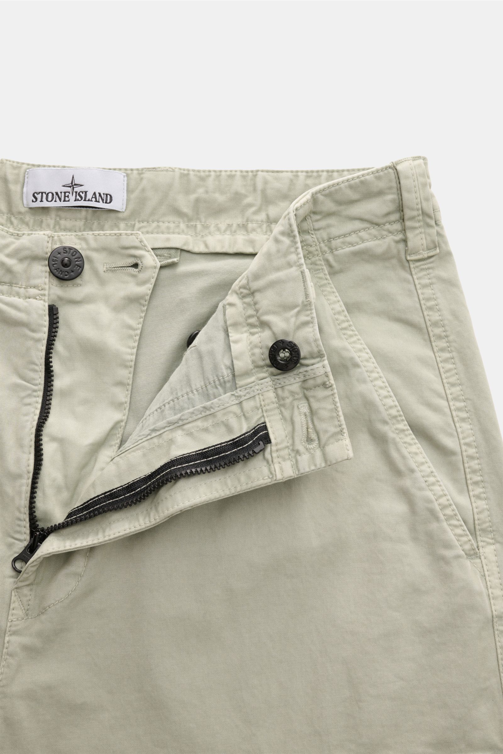 Stone Island Cargohose salbei, Detailaufnahme von oben, geöffneter Zip Fly, Bundknopf, elastische Baumwolle, weicher Griff, robuste Qualität.