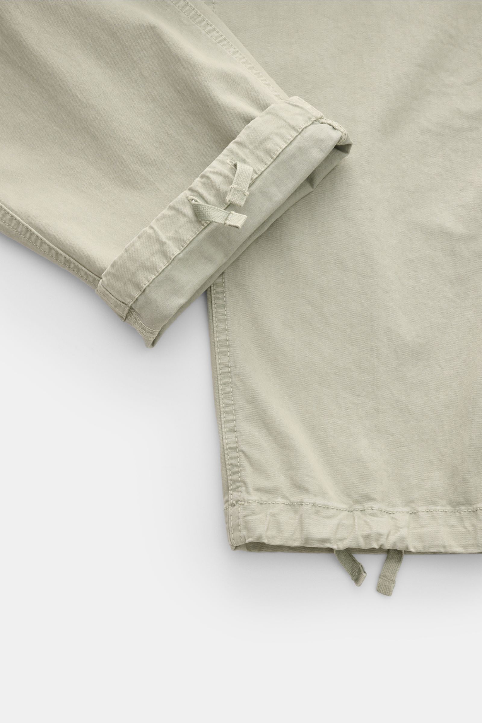 Stone Island Cargohose salbei, Detailaufnahme von Hose und Bein mit weichem Baumwollmaterial, robust, Tapered Fit, Cargotaschen.