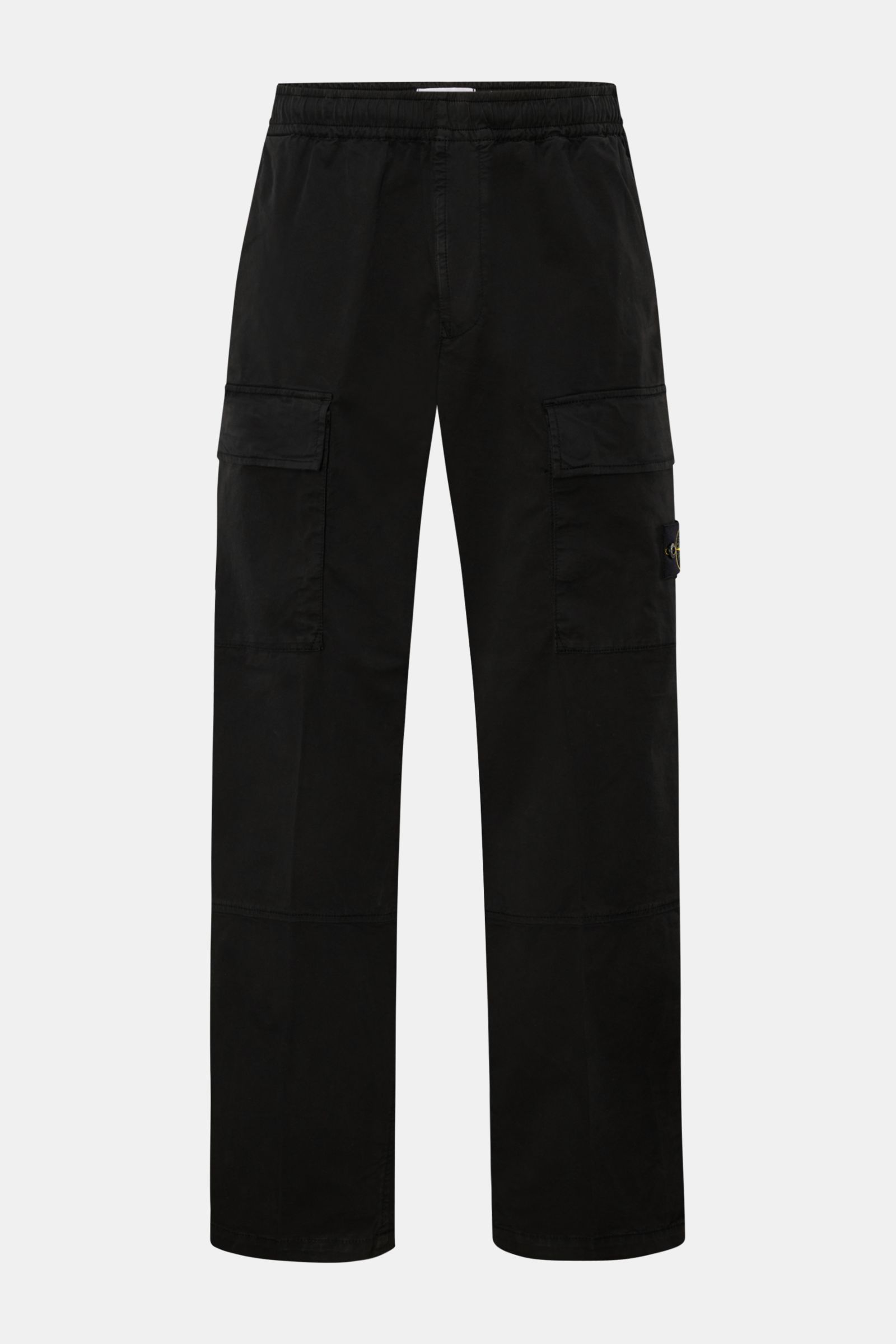 Stone Island Cargo-Jogpants schwarz, frontal fotografiert, aus leicht elastischer Baumwolle, Regular Fit, mit elastischem Bund, Tunnelzug, aufgesetzten Taschen und Kompass-Badge.