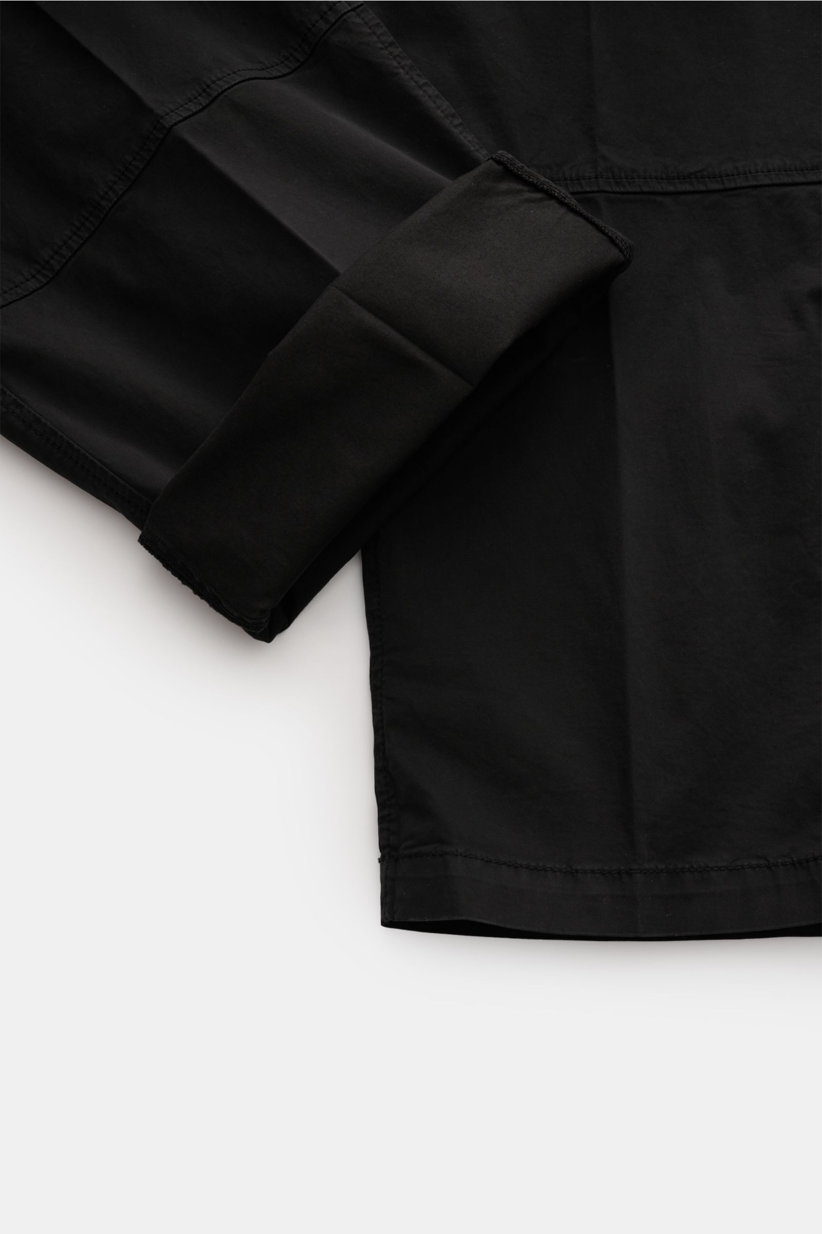Stone Island Cargo-Jogpants schwarz, frontal fotografiert, aus leicht elastischer Baumwolle mit weichem Griff und typischem Kompass-Badge.