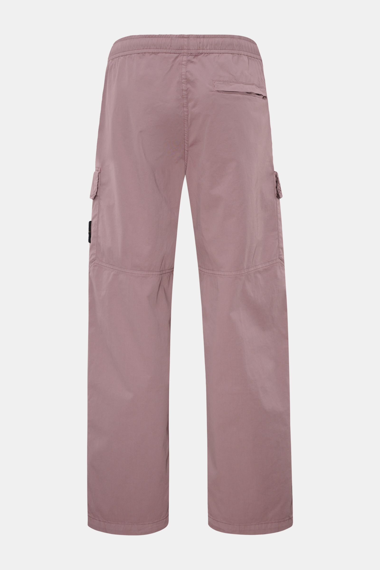Stone Island Cargo-Jogpants violett shown from the back, lightweight elastic cotton, soft touch, garment dyed, regular fit, elastic waistband with drawstring, side seam pockets, zippered fly, flap hip pockets, zippered back pocket, typical compass badge.