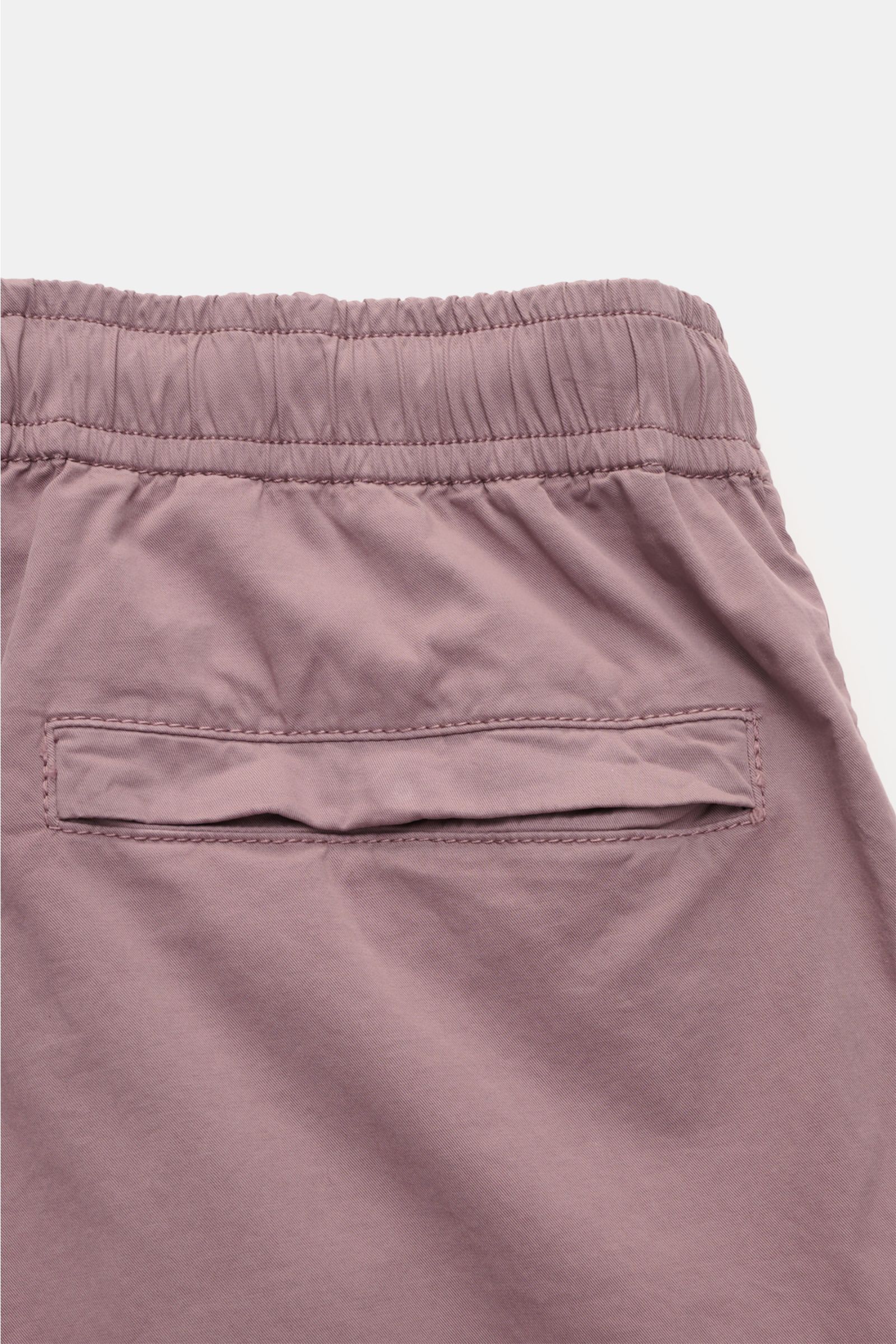 Stone Island Cargo-Jogpants violett shown from a close-up rear view, highlighting the elastic waistband and back pocket flap. 

Diese leger geschnittene Jogpants aus hochwertiger, leicht elastischer Baumwolle von STONE ISLAND hat mit ihren praktischen,