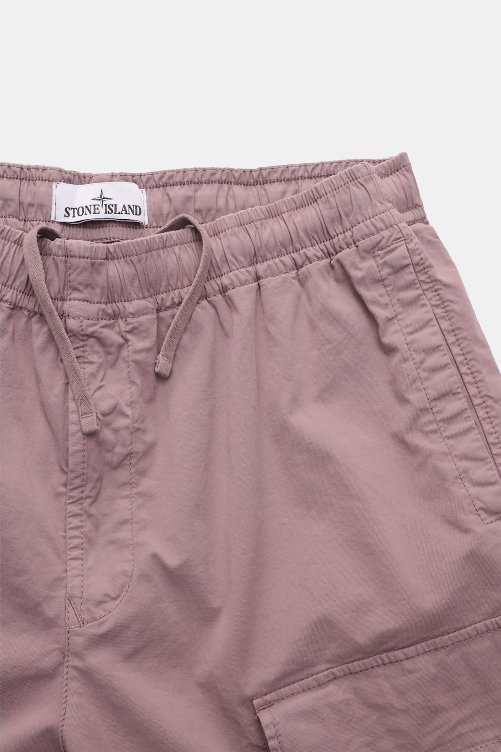 Stone Island Cargo-Jogpants violett shown from the front close-up, featuring elastic waistband with drawstring, side seam pockets, and soft garment-dyed cotton.

Diese leger geschnittene Jogpants aus hochwertiger, leicht elastischer Baumwolle von STONE