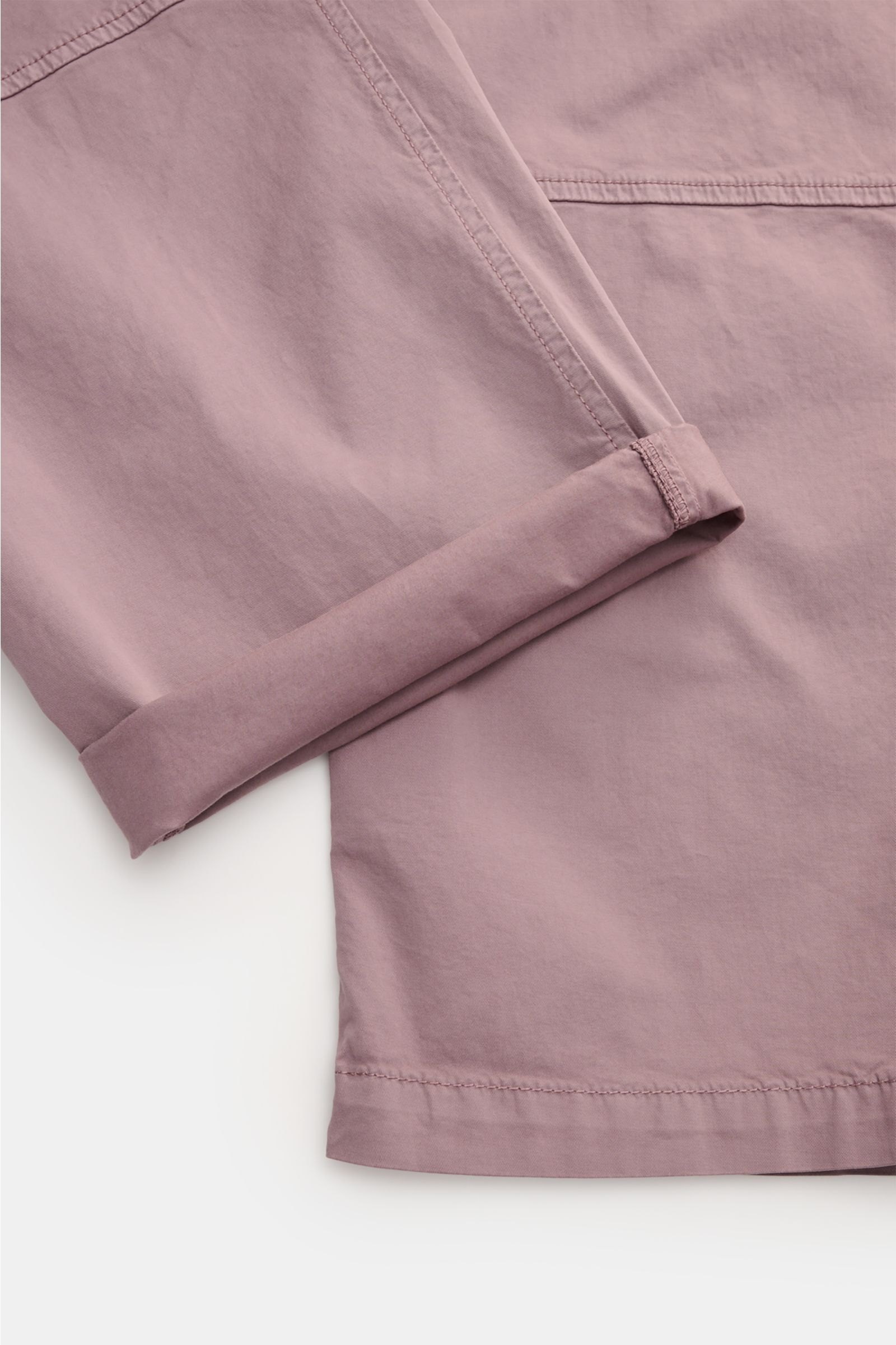 Close-up front view of Stone Island Cargo-Jogpants violett in soft, garment-dyed, lightly elastic cotton with detailed stitching and rolled hem.

Description to include: 
Diese leger geschnittene Jogpants aus hochwertiger, leicht elastischer Baumwolle 