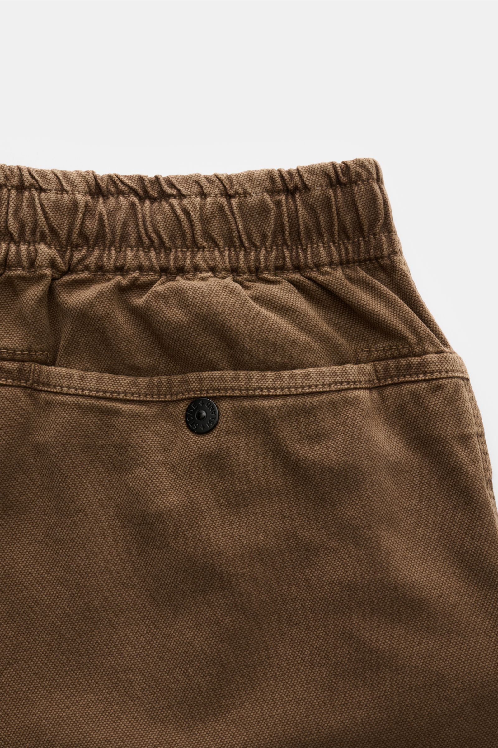 Stone Island Cargo-Jogpants 'Panama' khaki aus stückgefärbter Bio-Baumwolle, enger Ausschnitt, elastischer Bund, Druckknopf-Tasche, Detailaufnahme von oben.