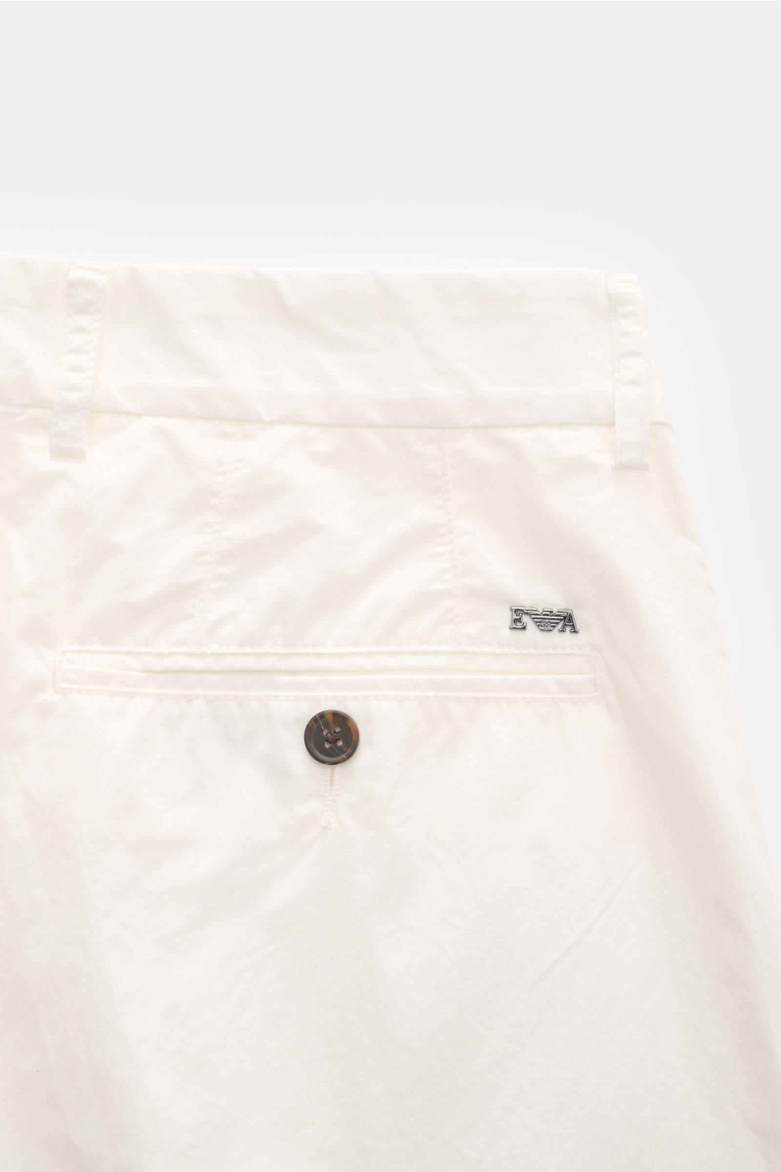 Emporio Armani Baumwollhose offwhite, Rückansicht mit paspelierter Gesäßtasche, Knopf, Logo, leichte Baumwolle, Regular Fit, schmal zulaufend.