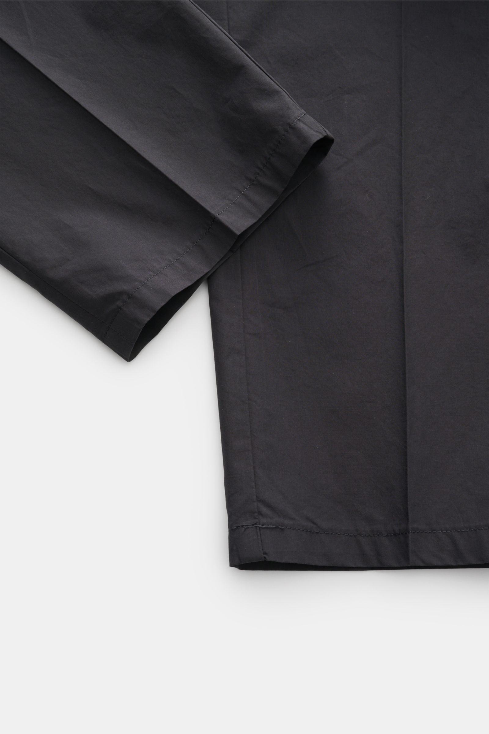 Emporio Armani Baumwollhose navy in leichter Baumwolle, Regular Fit, schmal zulaufend, Detailansicht Saum und Bein von oben.