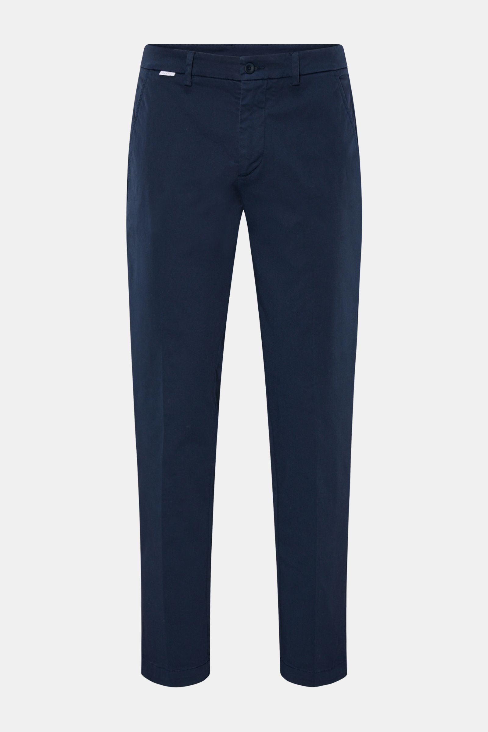 04651/ A trip in a bag Chino navy, knöchellange Baumwollhose aus Twill, leicht elastisch, Tapered Fit, Taschen, Reißverschluss, Bundknopf, Weblabel, frontale Ansicht.