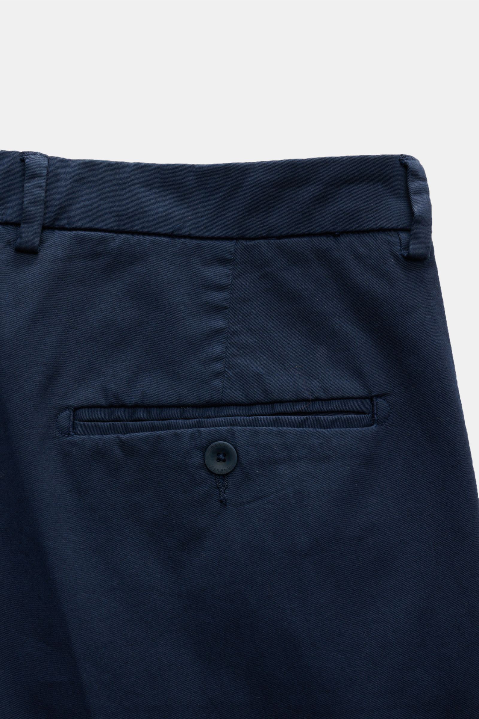 Rückansicht der 04651/ A trip in a bag Chino navy aus Twill Baumwolle, leicht elastisch, Tapered Fit, knöchellang mit Reißverschluss, Bundknopf, französischen Taschen, kleinem Weblabel, paspelierten Gesäßtaschen.