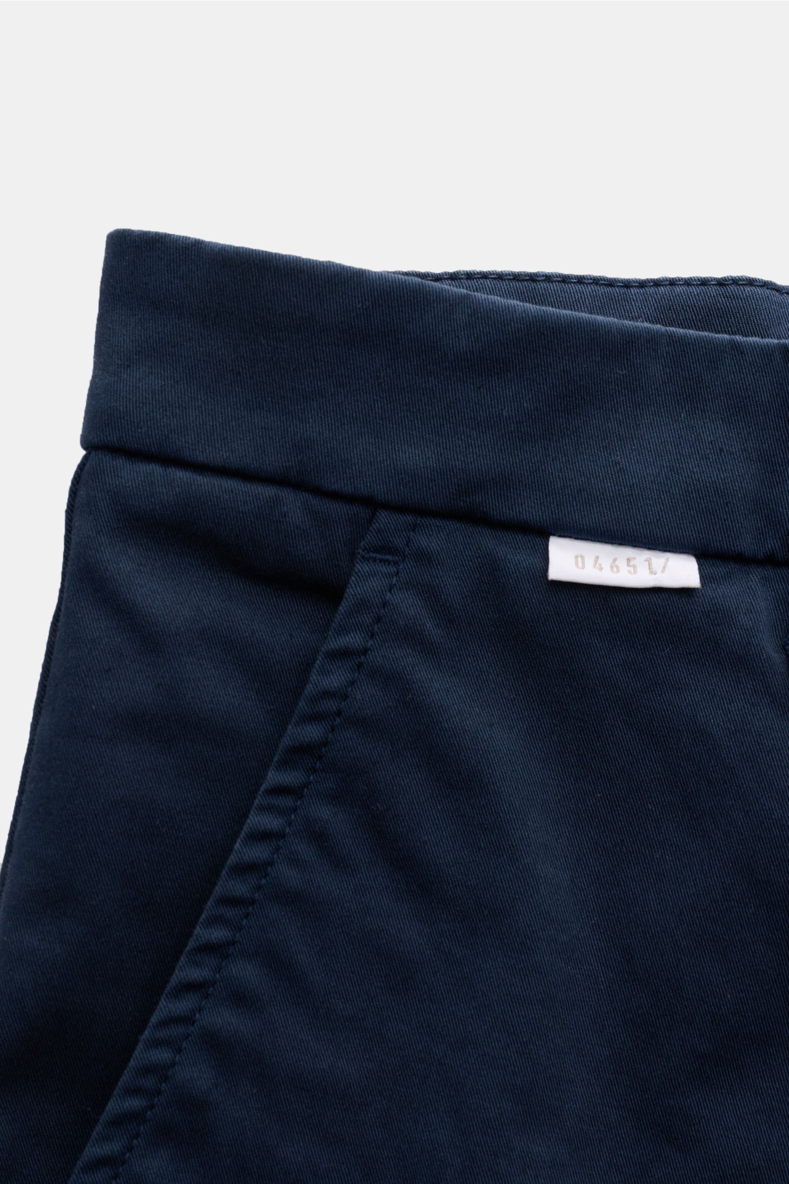Nahaufnahme der Taille und oberem Beinbereichs der 04651/ A trip in a bag Chino navy aus Twill-Baumwolle, leicht elastisch, mit Reißverschluss, Bundknopf, französischen Taschen, kleinem Weblabel am Bund, paspelierten Gesäßtaschen, tapered Fit, regulärer O