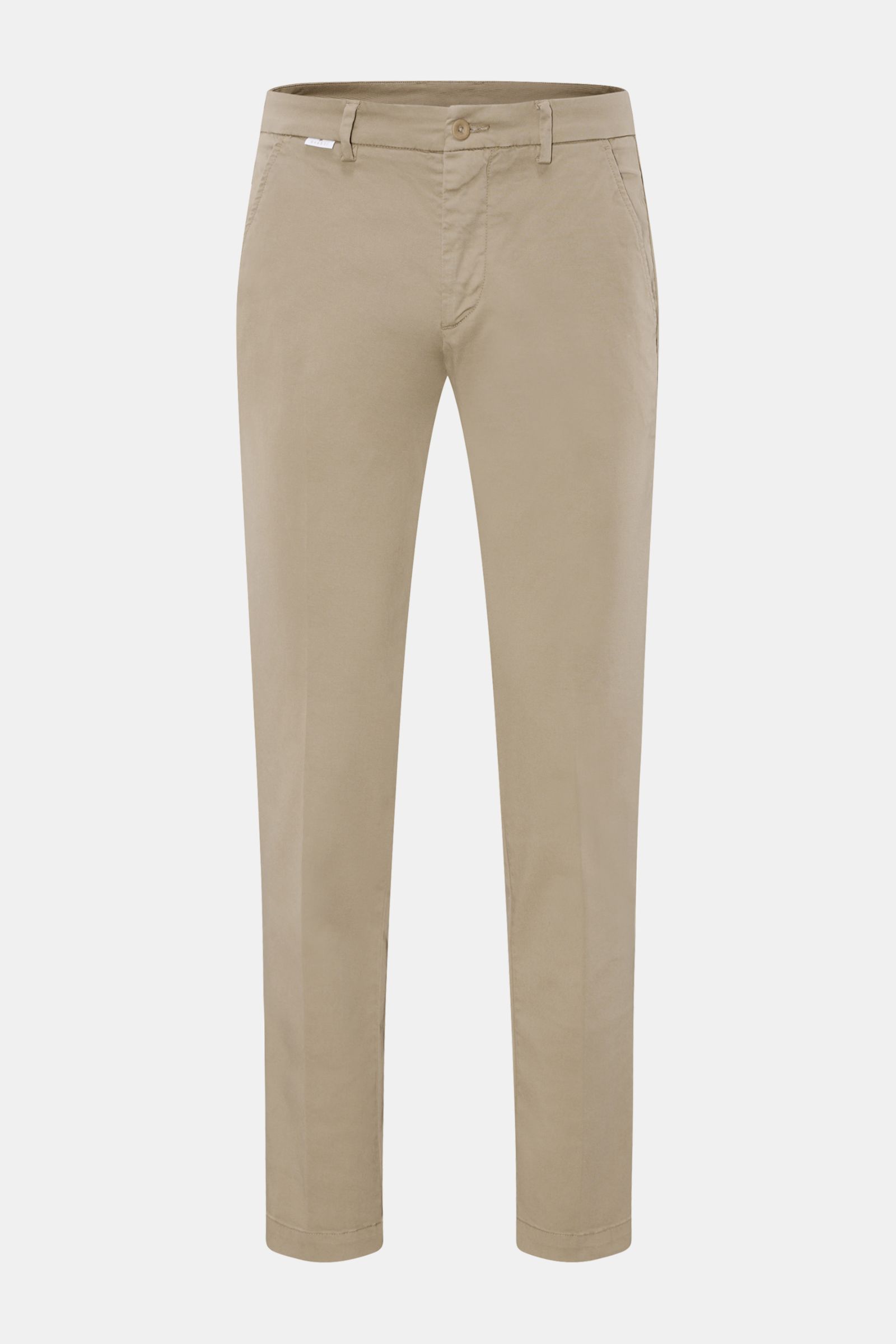 Frontale Aufnahme der 04651/ A trip in a bag Chino taupe aus leicht elastischem Baumwoll-Twill, Tapered Fit, knöchellang mit Bundknopf, Reißverschluss, französischen Taschen, kleinem Weblabel und paspelierten Gesäßtaschen.