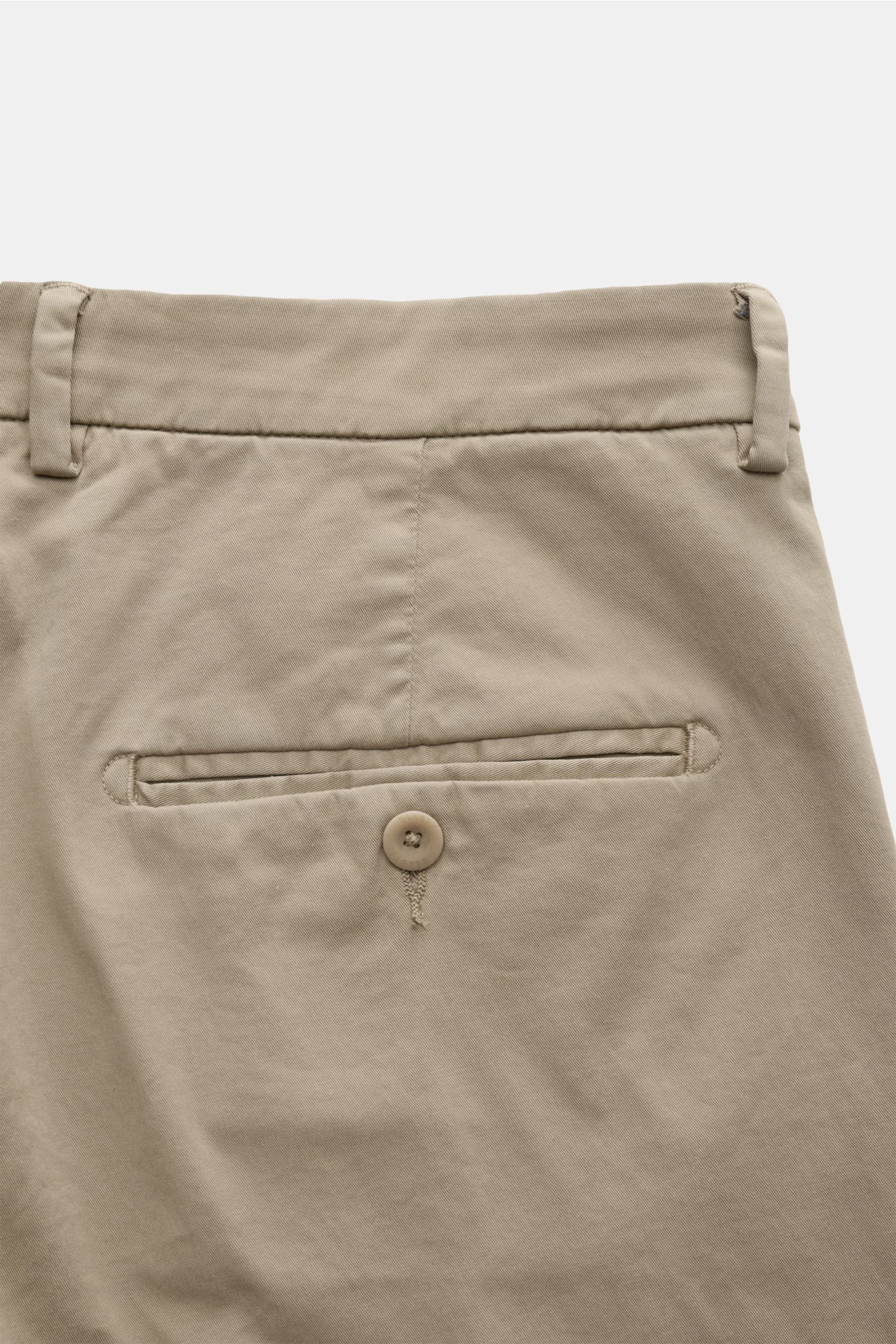 Rückansicht der knöchellangen Baumwollhose 04651/ A trip in a bag Chino taupe mit Twill, Tapered Fit, französischen Taschen, Bundknopf und paspelierten Gesäßtaschen.