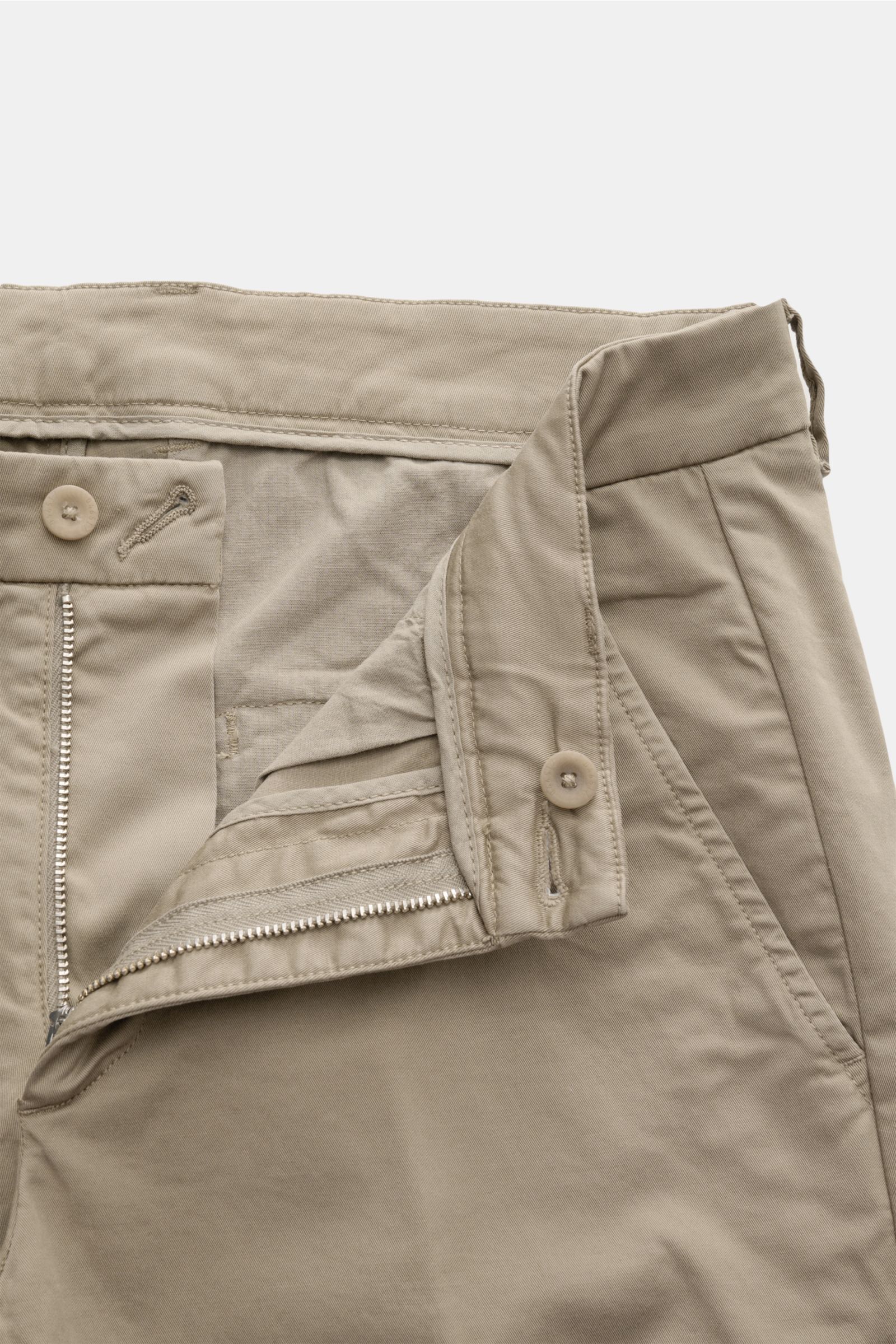 04651/ A trip in a bag Chino taupe aus Baumwoll-Twill, leicht elastisch, tapered Fit, knöchellang, Reißverschluss, Bundknopf, französische Taschen.