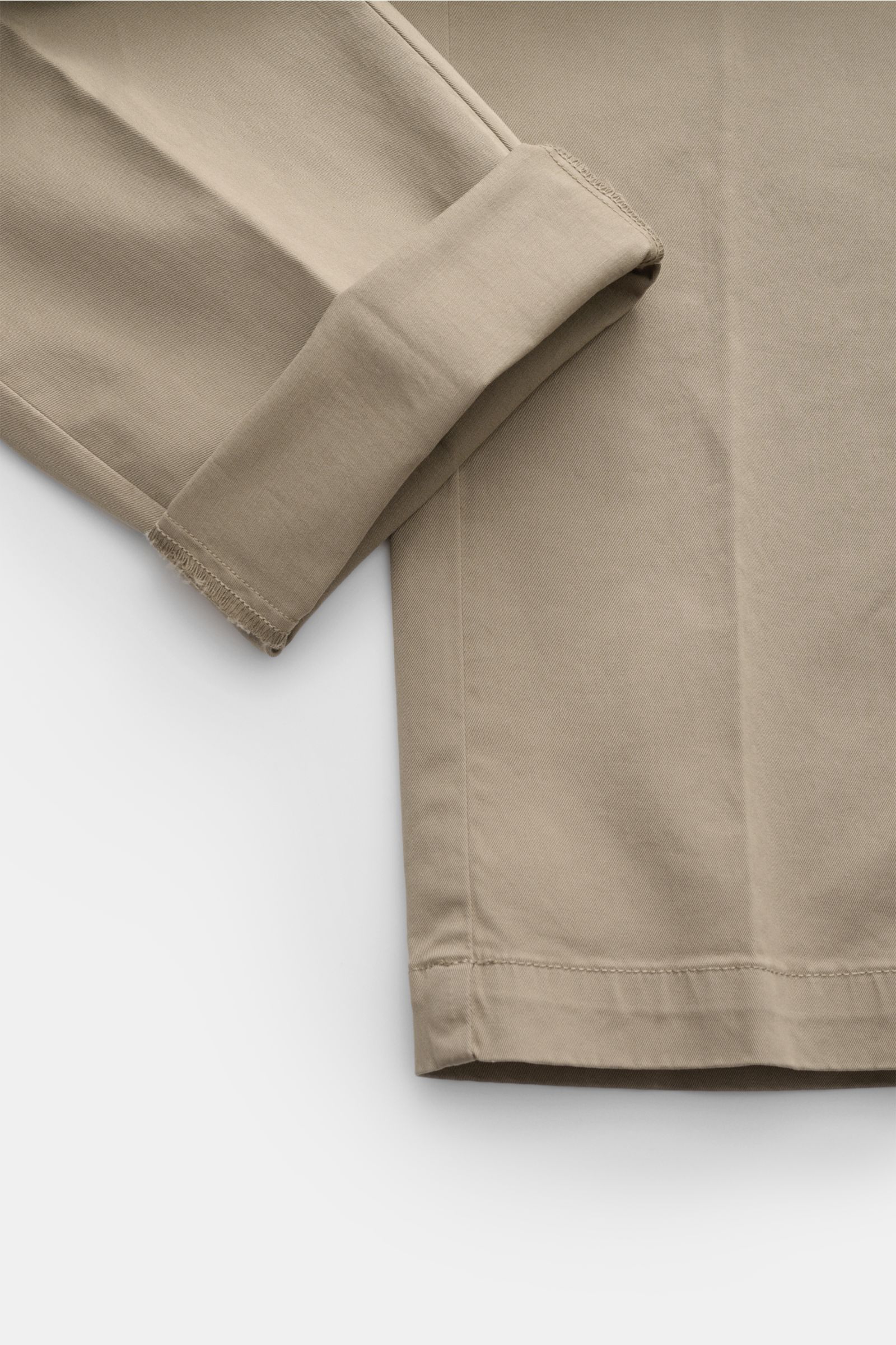 Nahaufnahme der Hose 04651/ A trip in a bag Chino taupe aus Twill-Baumwolle, leicht elastisch, griffig, Tapered Fit, knöchellang, Reißverschluss, Bundknopf.