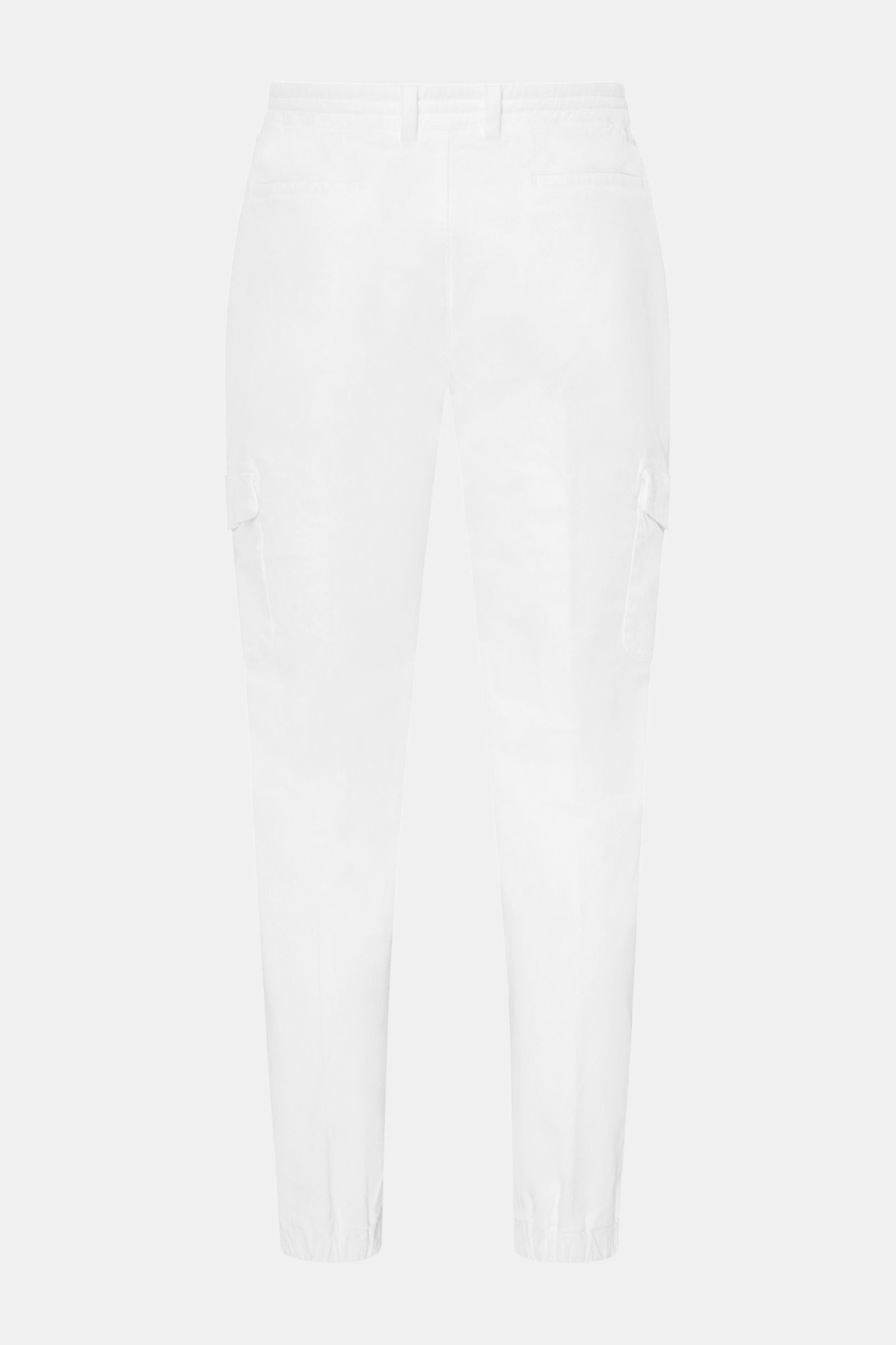 Rear view of 04651/ A trip in a bag Cordhose offwhite, lightweight cotton corduroy pants with tapered fit, double waistband pleats, side-adjusters, French and welt pockets, ankle-length with fixed cuffs, and comfortable stretch. Retro-inspired design with