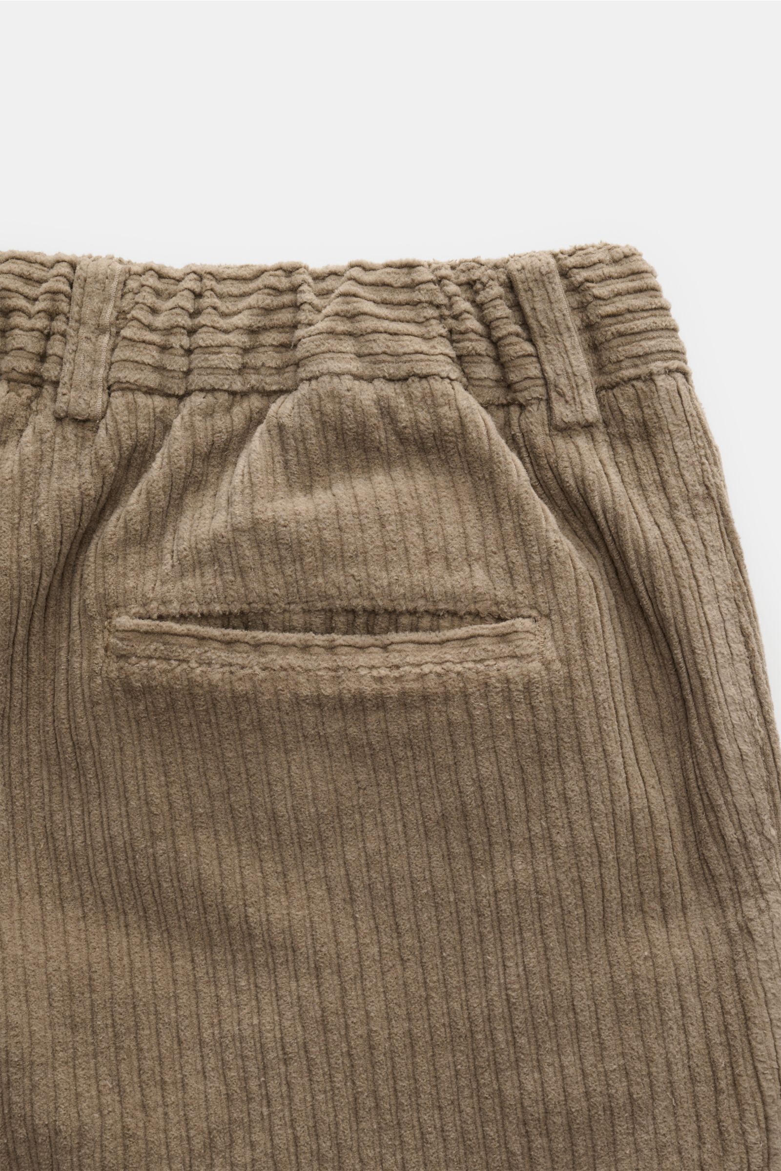 Close-up rear view of 04651/ A trip in a bag Corduroy cargo pants taupe, wide wale cotton corduroy with slight stretch, soft feel, tapered fit, regular thigh width, ankle length, slightly tapered cut, zip and waist button, partially elasticated waistband 