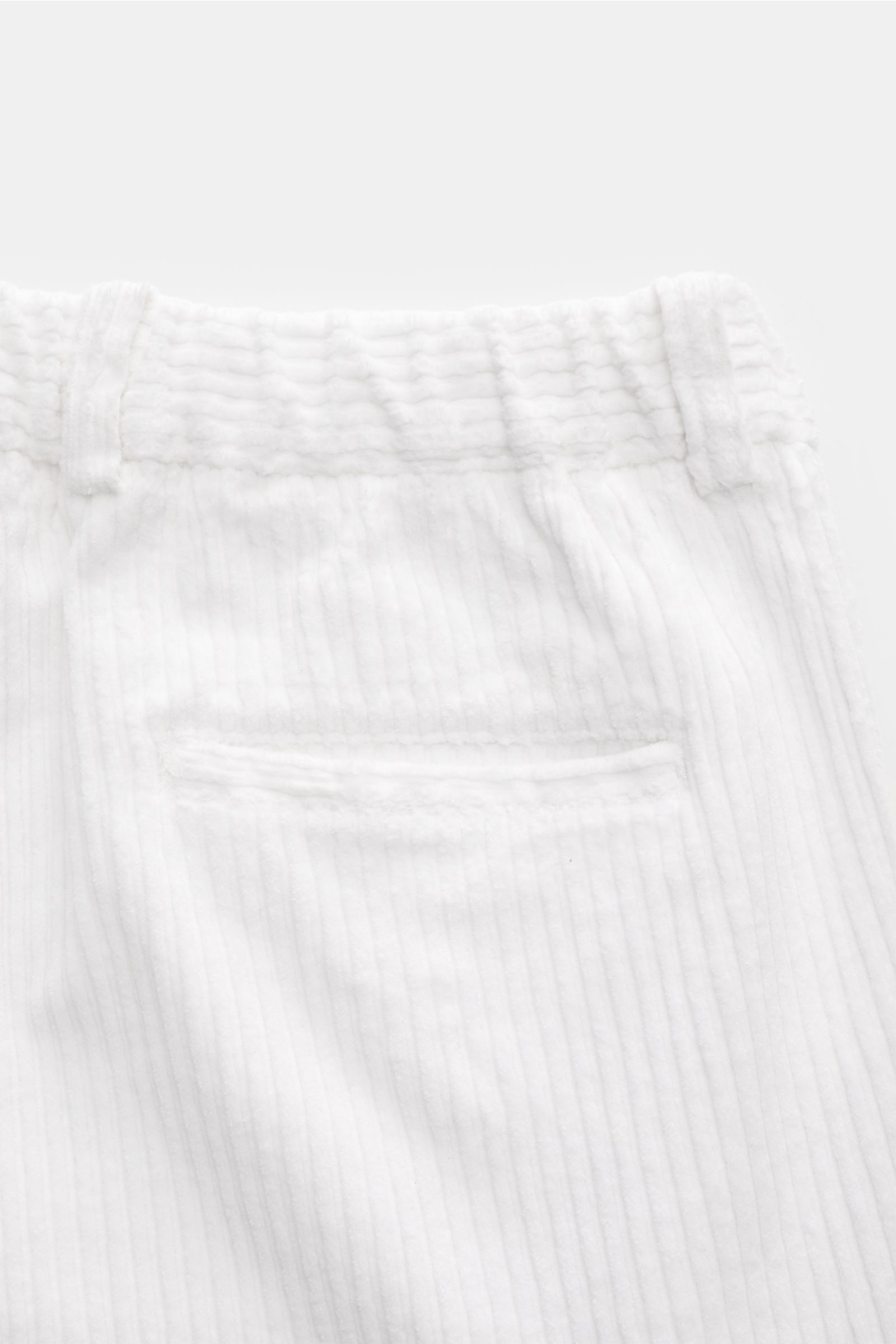 Close-up rear view of 04651/ A trip in a bag Corduroy cargo pants off-white, wide wale cotton corduroy with slight stretch, soft feel, tapered fit, regular thigh width, ankle length, zip and waist button, partially elasticated waistband with drawstring, F