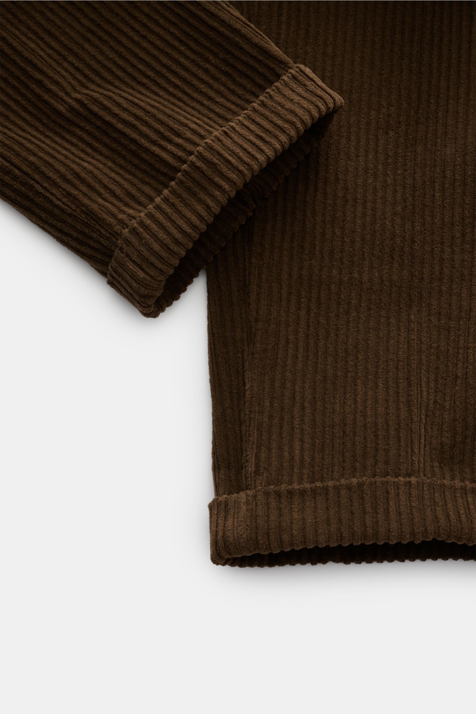 Close-up front-side view of the brown 04651/ A trip in a bag Corduroy cargo pants showing wide wale cotton corduroy fabric with slight stretch, soft feel, tapered fit, regular thigh width, ankle length, slightly tapered cut, fixed hem turn-up, zip and wai