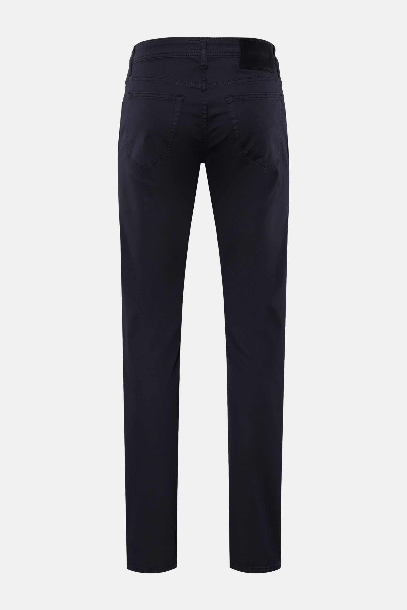 Jacob Cohen Hose 'Bard' navy von hinten fotografiert, Slim Fit Five-Pocket-Hose aus elastischem Baumwoll-Lyocell-Twill mit Button Fly, tonalem Stitching und Leather Patch.