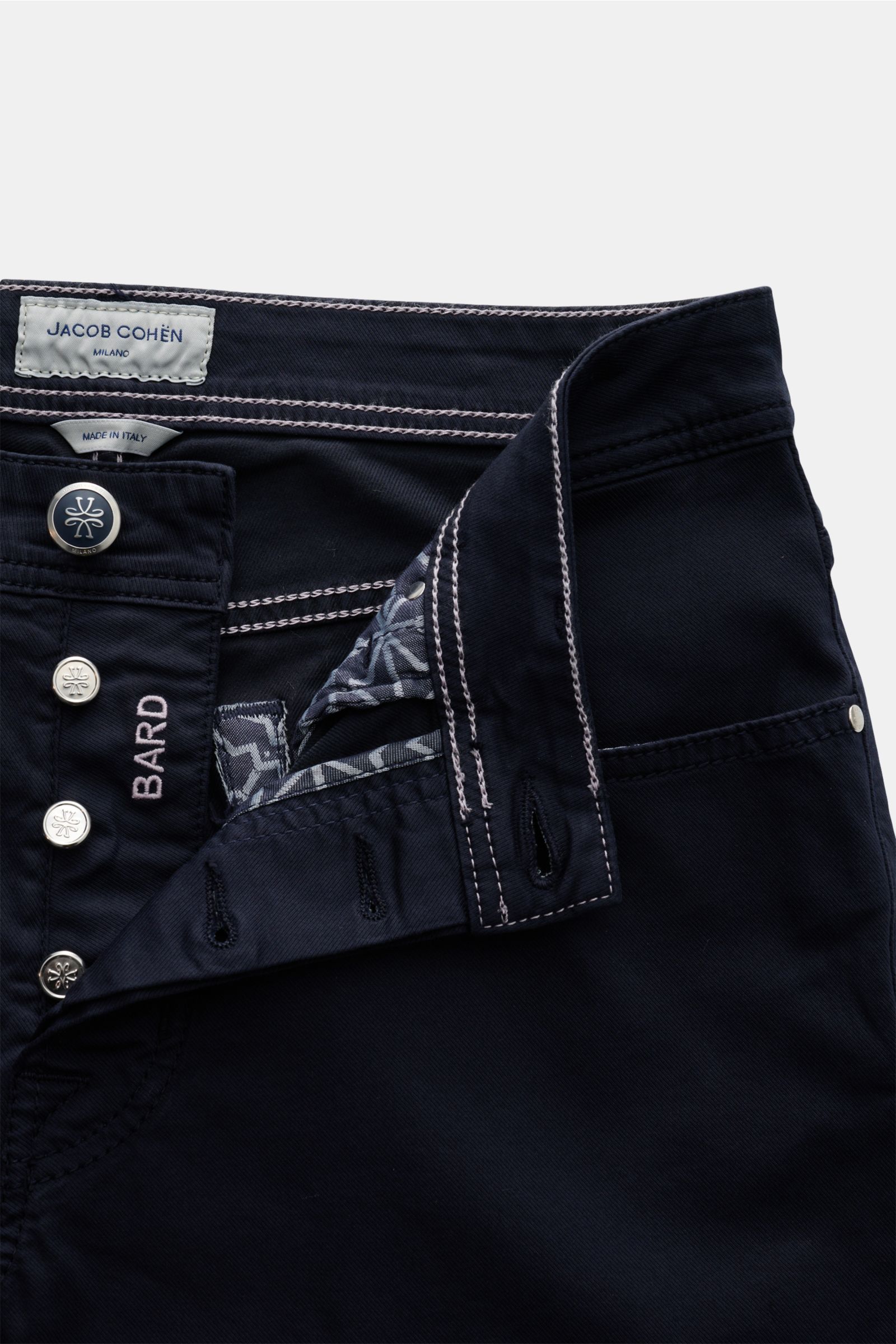 Jacob Cohen Hose 'Bard' navy, Slim Fit Baumwollhose mit Button Fly, Five-Pocket-Stil, Münztasche, tonalem Stitching, Detailansicht von vorne oben.