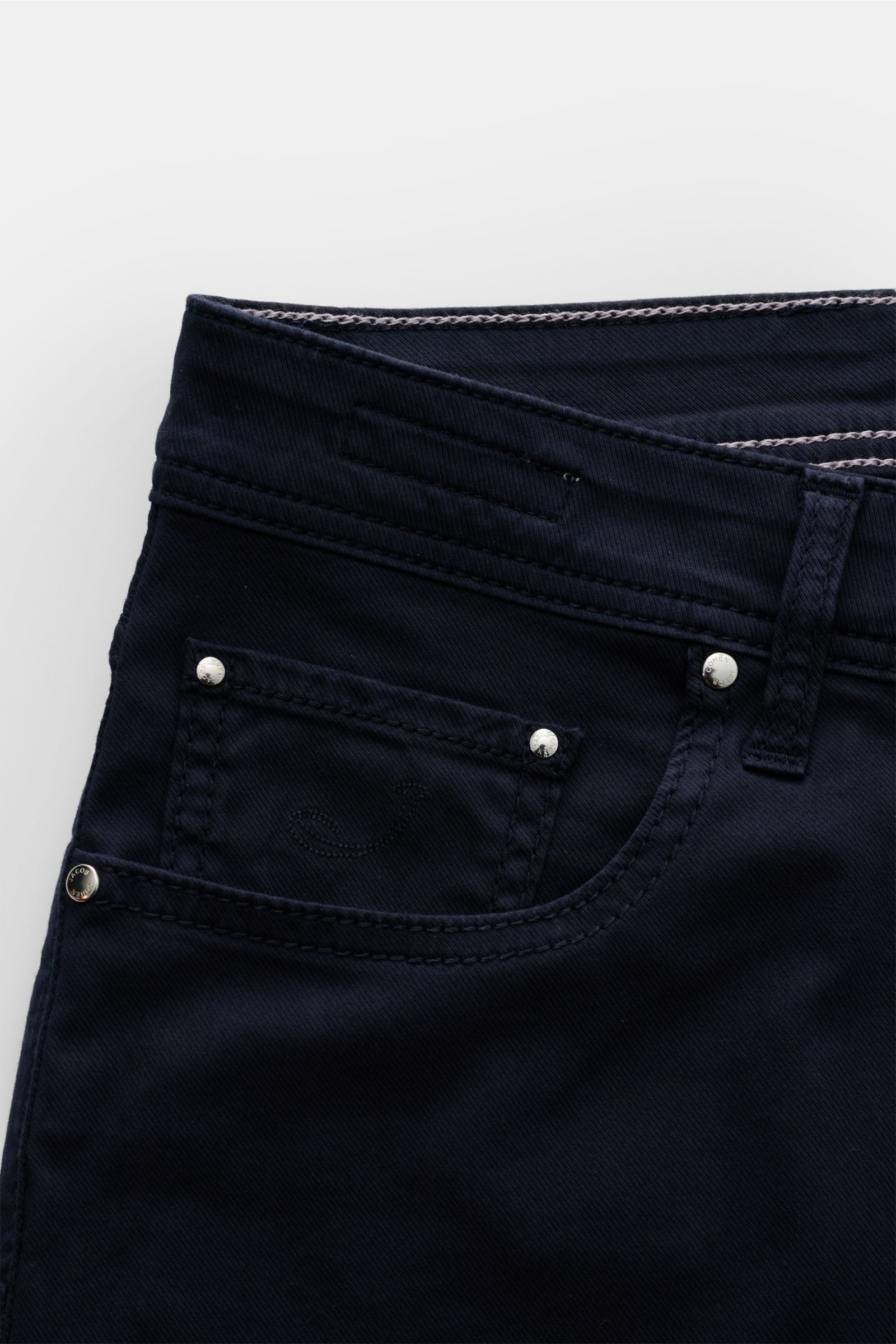 Jacob Cohen Hose 'Bard' navy, Slim Fit Five-Pocket-Hose aus elastischem Baumwoll-Lyocell-Twill, Detailaufnahme von Bund und Münztasche mit tonalem Stitching.